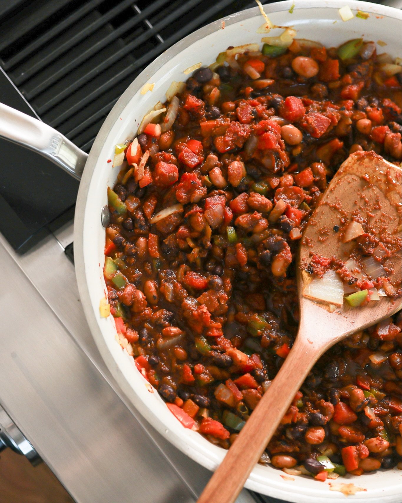 Not every meal needs to be fancy or &lsquo;insta-perfect.&rsquo; Sometimes it&rsquo;s just a big batch of chili to get through a busy week. It&rsquo;s nourishing, it&rsquo;s easy, and it&rsquo;s fueling everything else on my Monday to-do list. 🫘🌶️ 