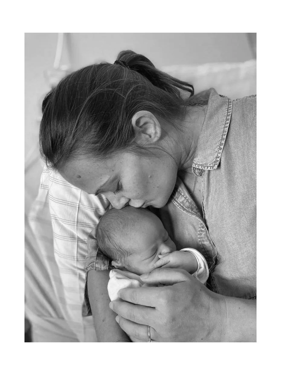 maman embrasse tendrement son bébé qui dort