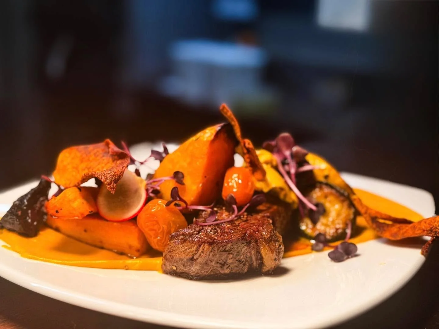 Perfectly pan-fried sirloin, finished with caf&eacute; de Paris butter and served with roasted carrot &amp; pumpkin pur&eacute;e, seasonal vegetables, semi-dried tomatoes and crisp pumpkin chips 🔥
Join us at Circus Cinema to experience the new menu,