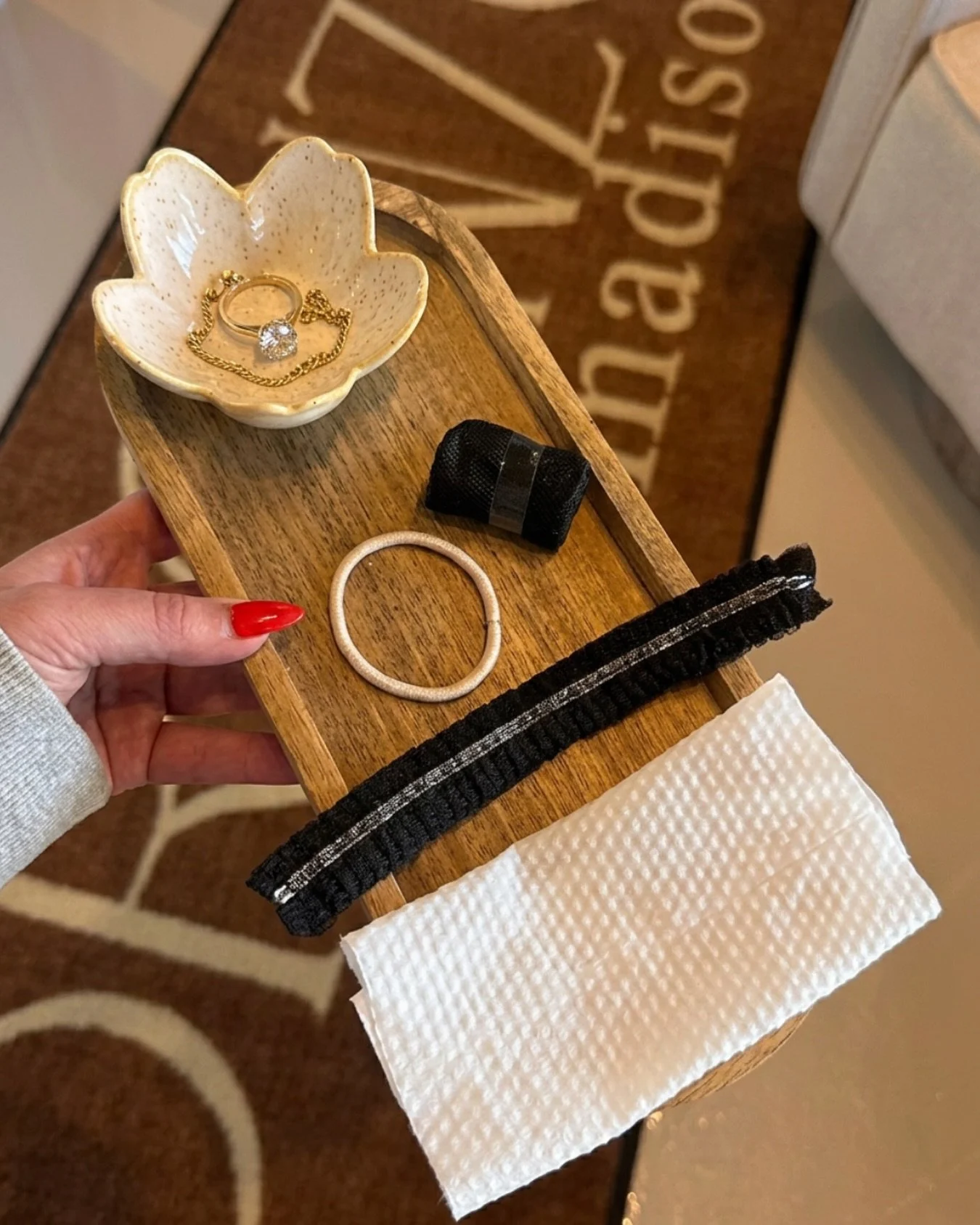 Room Prep Essentials ✨

Everything in your room is there to set you up for the best tan possible 

What&rsquo;s on your tray:
&mdash; pH prep wipe
&mdash; hair tie
&mdash; hair net
&mdash; disposable underwear
&mdash; jewerly dish

We also have dispo