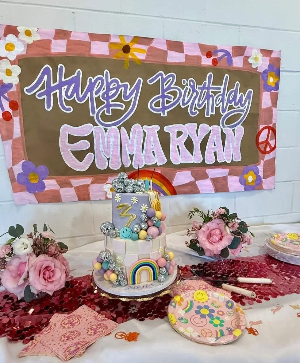 Birthday signs are always a fun and easy touch to add to your party! Whether it&rsquo;s a party at the studio or your house, I&rsquo;d love to help🌈✌🏻