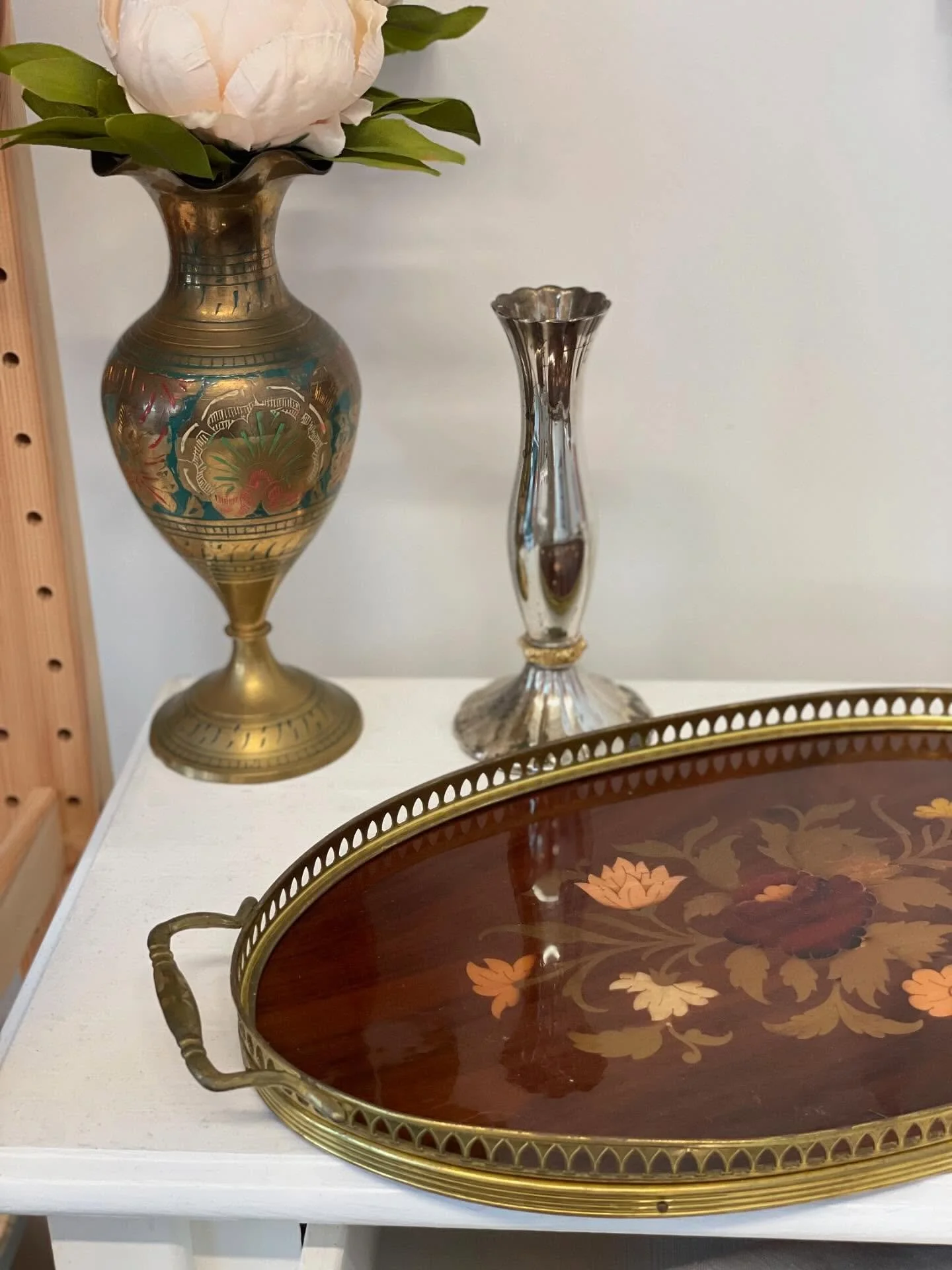 What are the top things we NEVER pass up?

SWIPE TO SEE 👀

🛍️ Vintage trays - in all shapes and sizes

🛍️ Candle Sticks - brass for sure.

🛍️ Mirrors - the fancier the better.

🛍️ Frames - all different sizes. 

🛍️ Vases - special and fun shape
