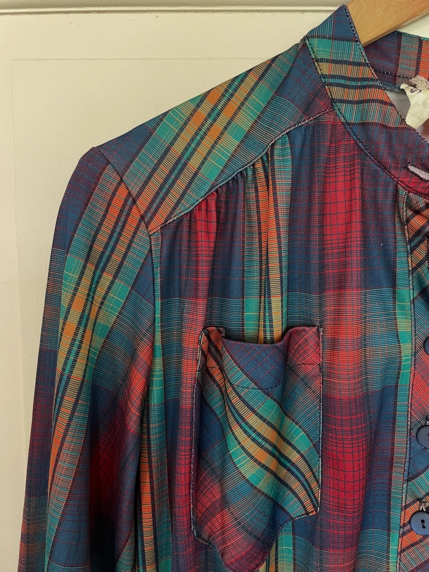 It&rsquo;s giving &lsquo;90s supermodel chic. ✨ The tweed blazer, once a prim classic, was totally reinvented in the decade of cool-girl minimalism. Channel your inner Claudia Schiffer or Naomi Campbell by pairing an oversized tweed blazer with high-