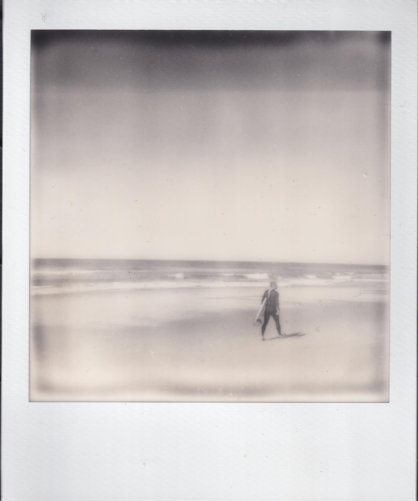 Surfer, Sunrise Beach
.
.
.
#polaroid #polaroid600 #polaroidcamera #polaroidcommunity #instantcamera #instantcosmos #analogphotography #analogue #filmphotography #filmisnotdead #bnw #bnw_captures #bnw_zone #bnw_magazine #bnwminimalismmag #bnw_minimal