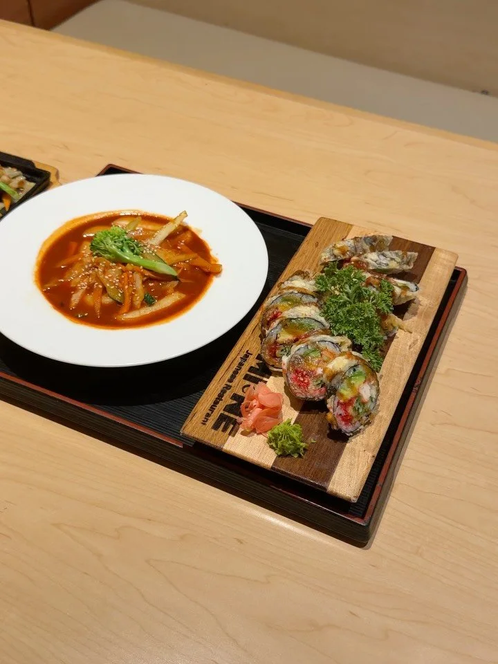 sunday yum-day 😋

a look at some of our favourite flavours this week 🍣

On Display:
Tteokbokki Combos 🍱
Salmon Poke Bowl 🐟 
Spicy Tuna &amp; Salmon Avocado Roll 🥢
Sushi Dinner &amp; Tteokbokki 😋
Sweet &amp; Spicy Karaage 🍗
Temari Sushi 🍥

Din