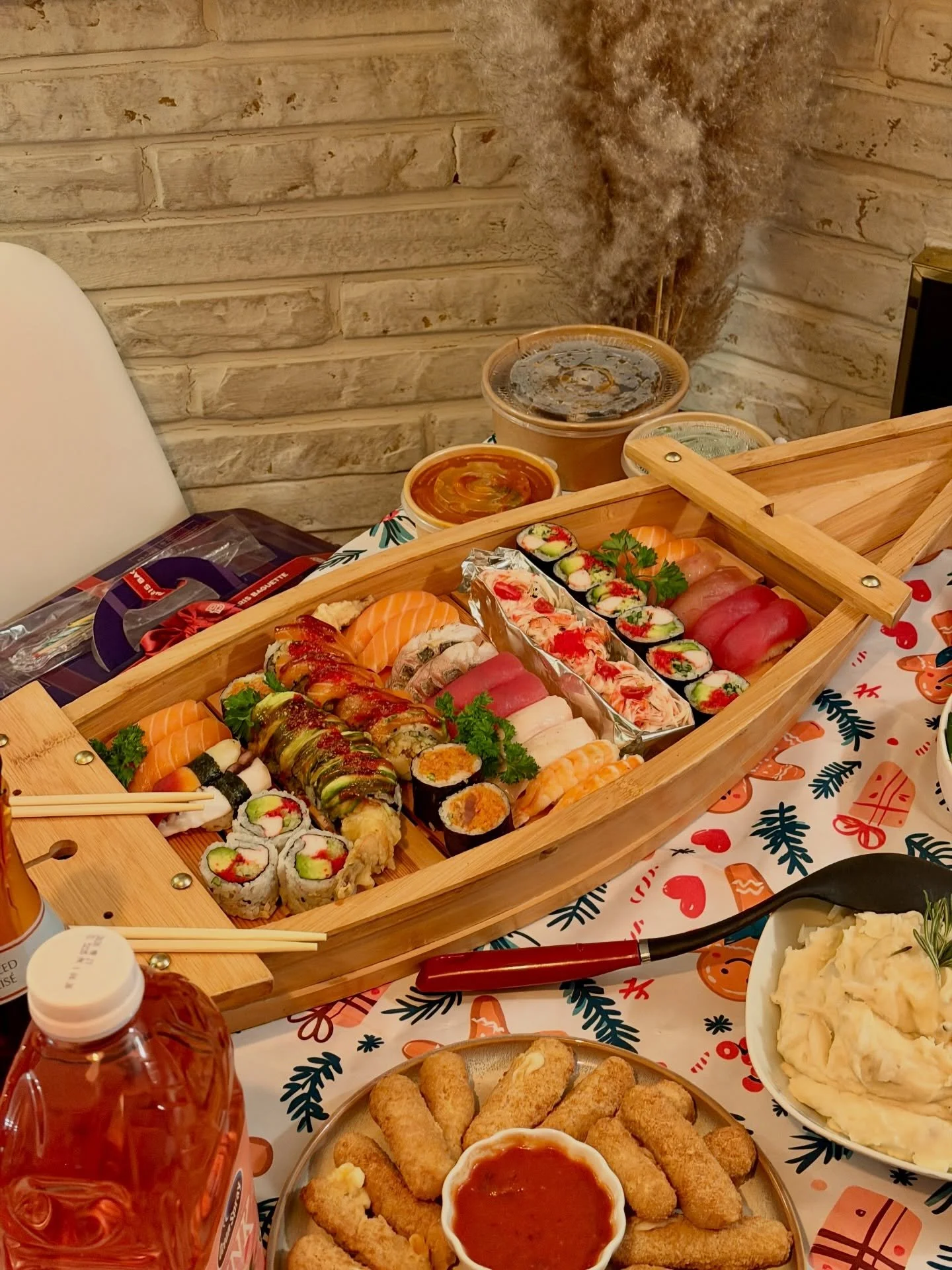 &lsquo;tis the season! 🎊 we&rsquo;d love to be at your holiday table ❤️

let us be part of the celebration and provide tasty memories with our sushi boat takeout 🥢 

available all throughout the holiday season 😊

Markham Location
Dine In, Takeout 