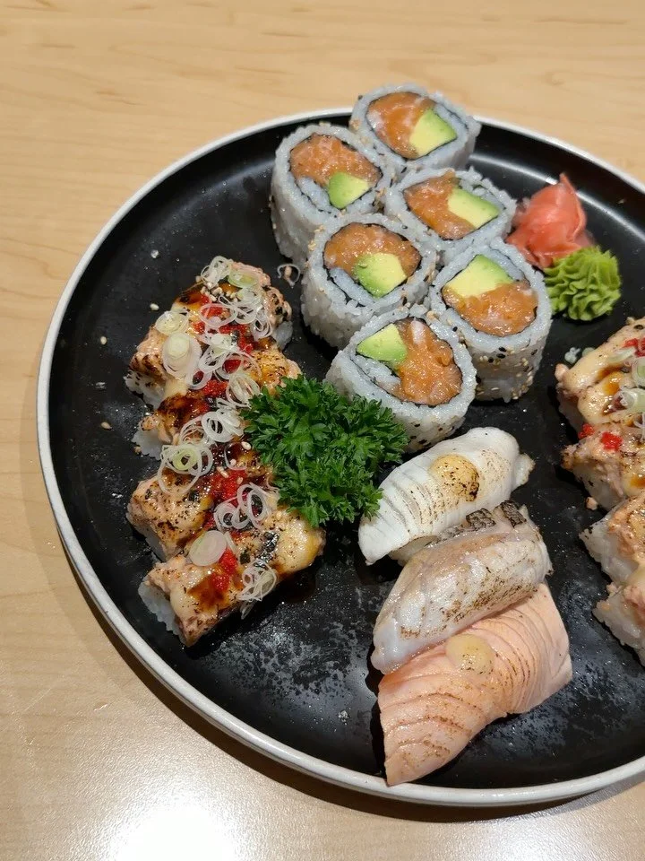 sushi vibes this weekend 🍣✌️

come join us 😋

Dine In, Takeout &amp; Catering
📍 125 Pedersen Dr, Aurora, L4G 0E3
📞 (905) 503-6463 or (905) 750-9311
🍱 Lunch | 12pm - 3pm

#sushi #sushilunch #sushidinner #salmon #friday