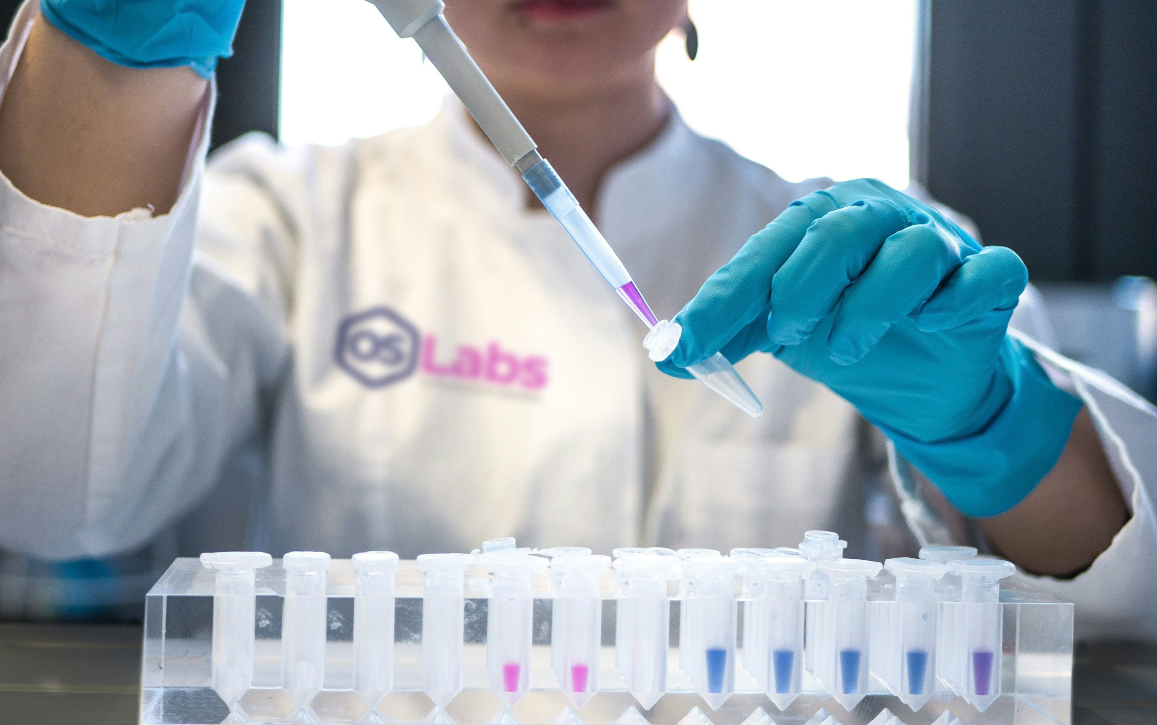 Personal de OS Labs en un laboratorio