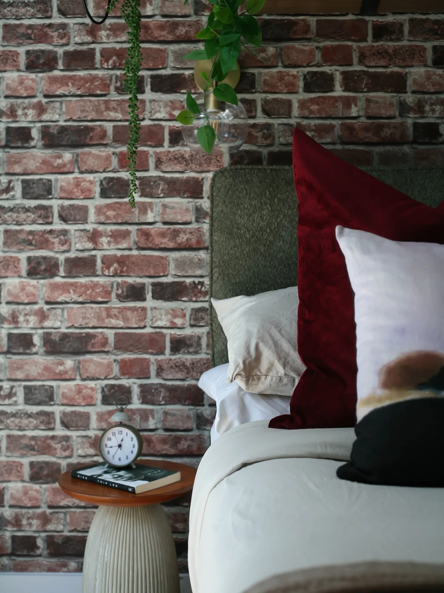 The last room was a hug &mdash; warm, enveloping, and cozy. This one is a slow Sunday morning &mdash; sunlight, soft textures, and that first sip of coffee. ☀️☕

Huge thanks to @officialhandybuzzn for bringing this room to life! 

#InteriorDesign #Gu