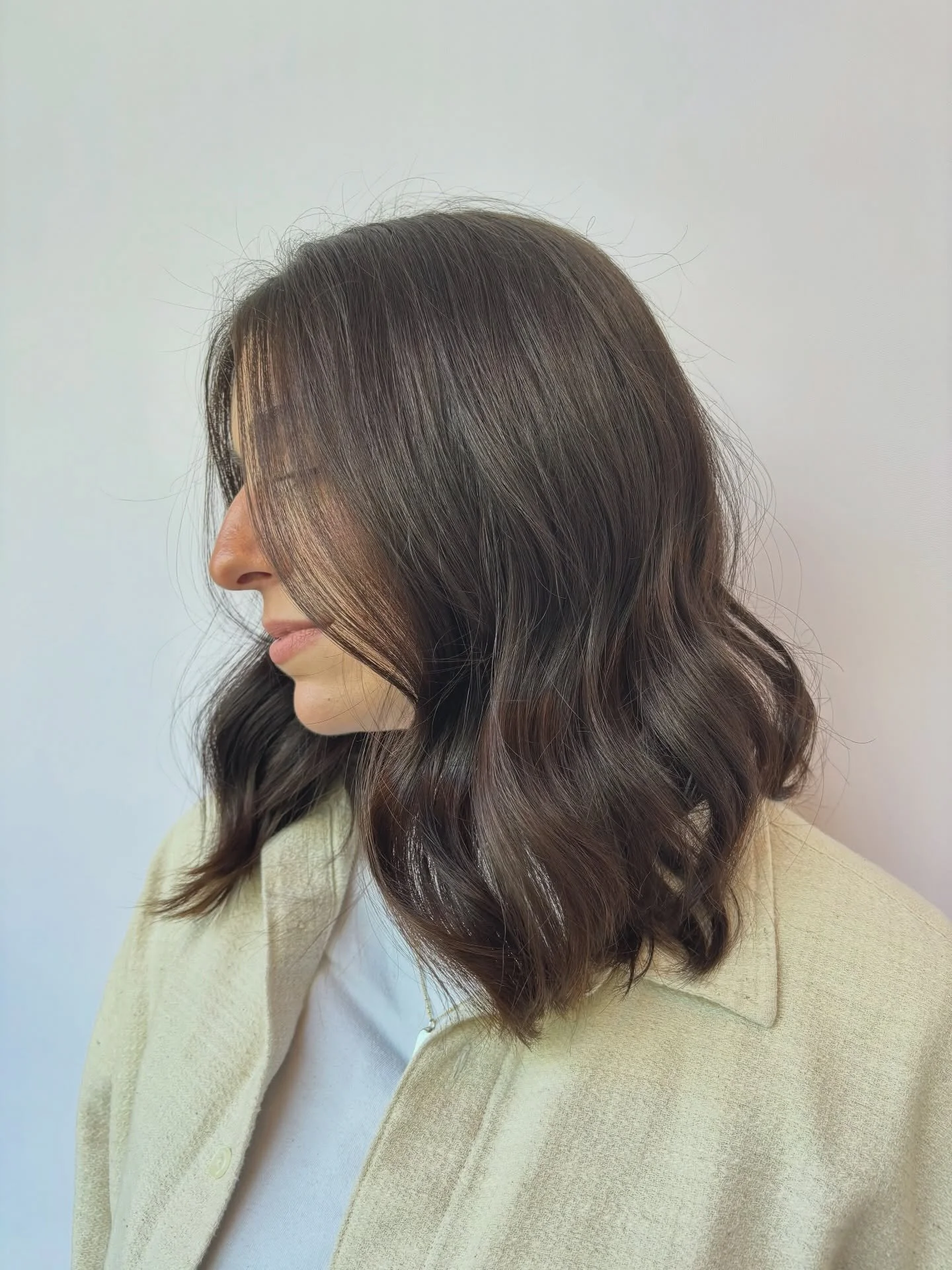 Salon trends I’ve been seeing lately 👇🏻
✨ brunettes shifting to an elevated version of their natural color vs fighting it
✨ blondies wanting to be BLONDE and shifting away from rooted looks 
✨ gray hair being subdued + blended with demi-perm