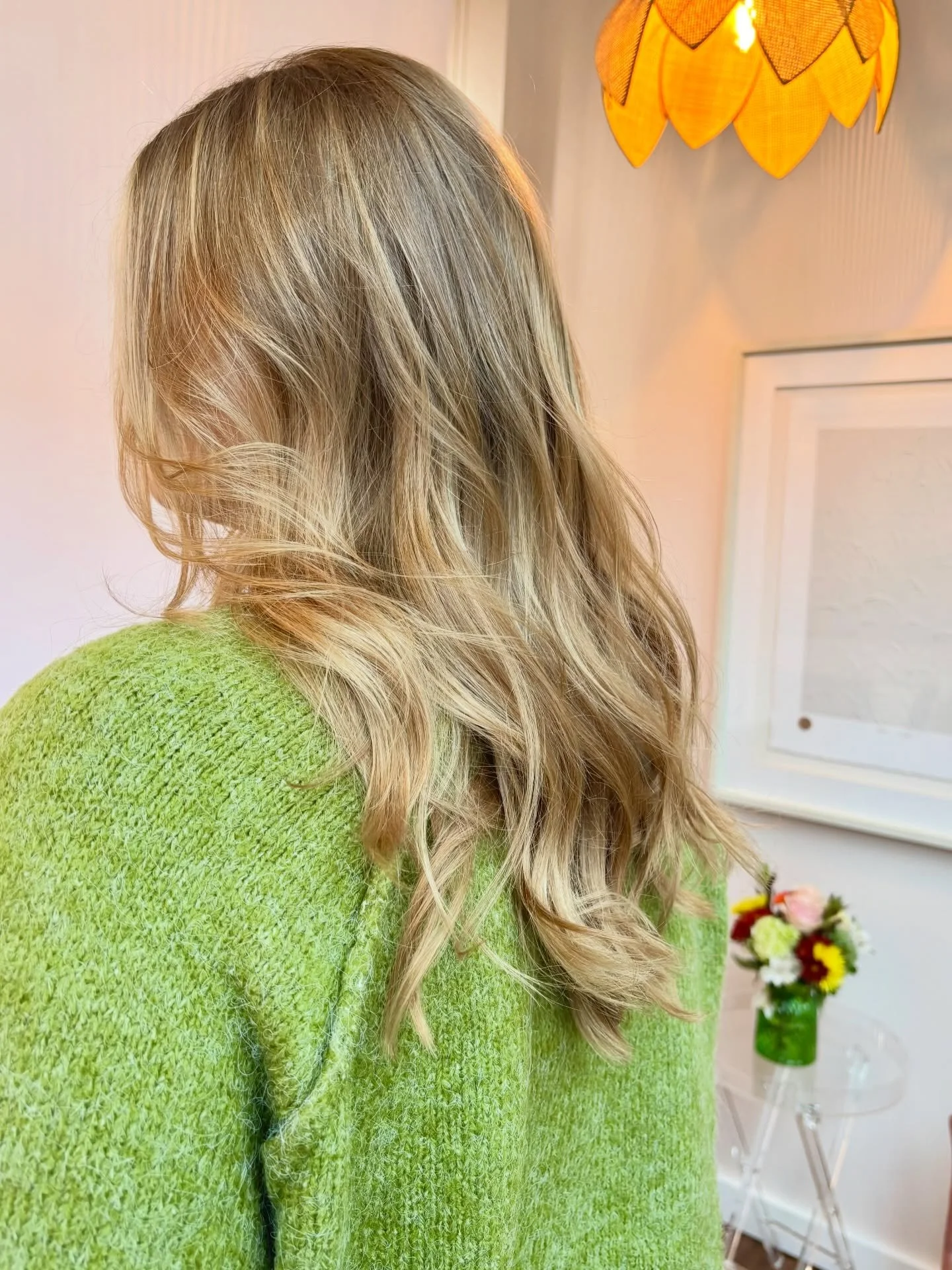 Hey ChatGPT, write a caption for me 🤪 

Justttt kidding! Olivia came to me hoping to go a little bit darker / shift towards her natural while still feeling dimensional. 

Here&rsquo;s what we did: 

We started with a dry cut to shape up her ends &am