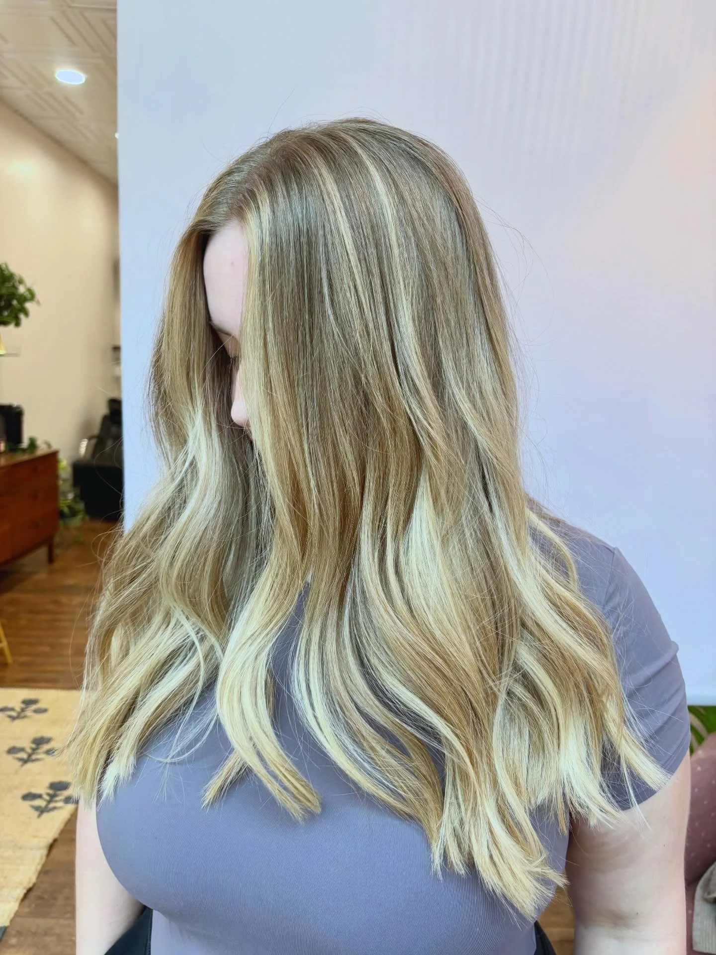 The one where Emily has me chop 10 inches of her hair off after 3 years of us doing baby trims 🤩

She wanted to brighten up a little bit, while still leaning into her natural. 

The recipe:
1 big dry chop with internal textured layers 
1 partial hig