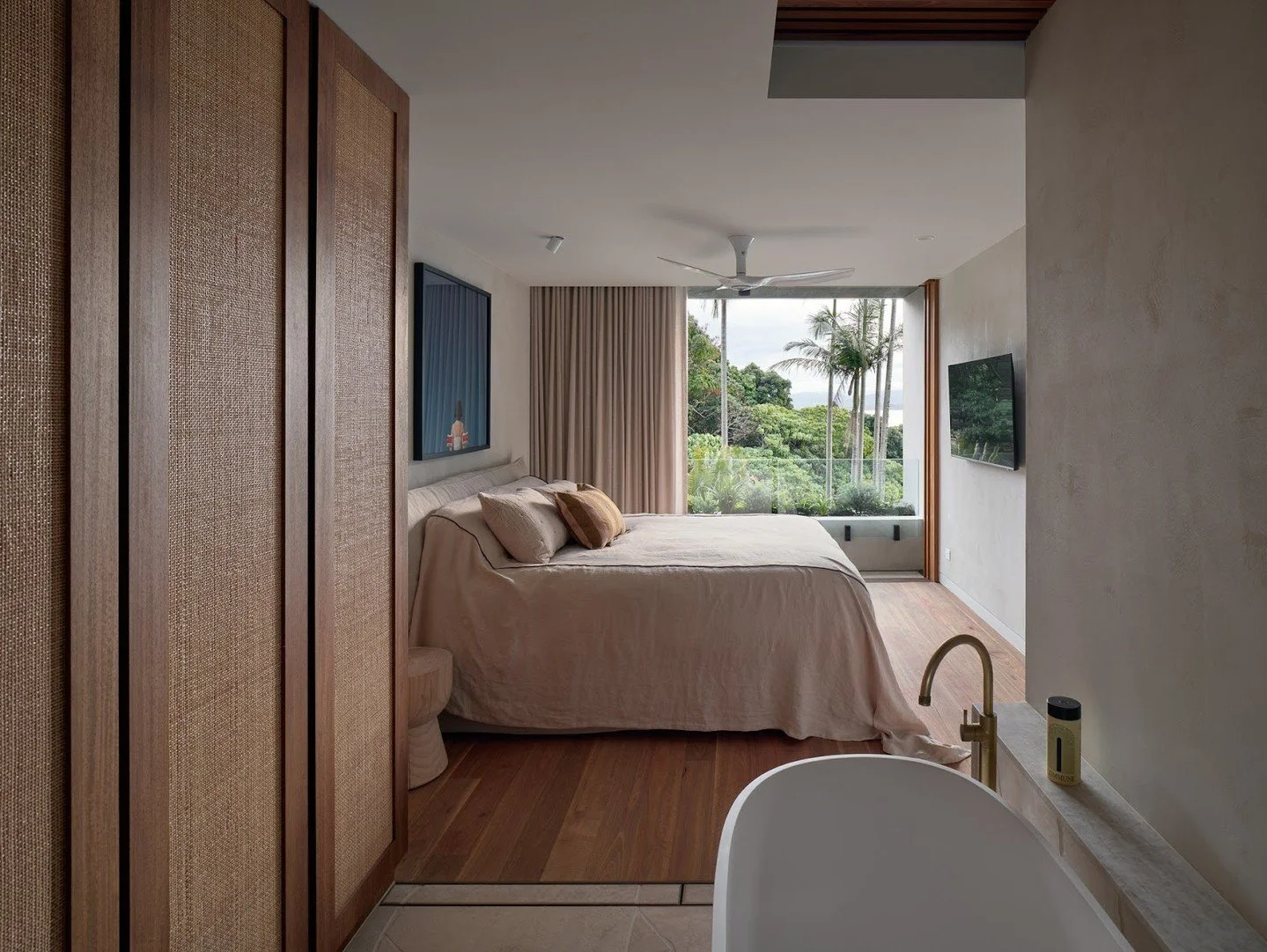 Here, nature and craft converge into a bedroom sanctuary of deep rest.

@piancadesign @collective_au