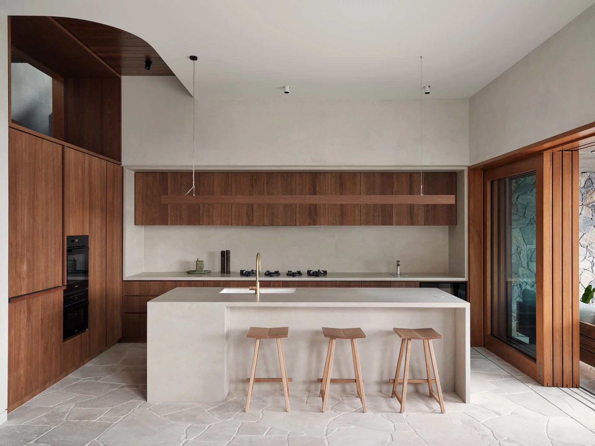 Form and function in harmony: a kitchen shaped by natural textures and precise
detail

Architect: @shaunlockyerarchitects  Build : @dbbuild  Photographer : @courtneykingphoto