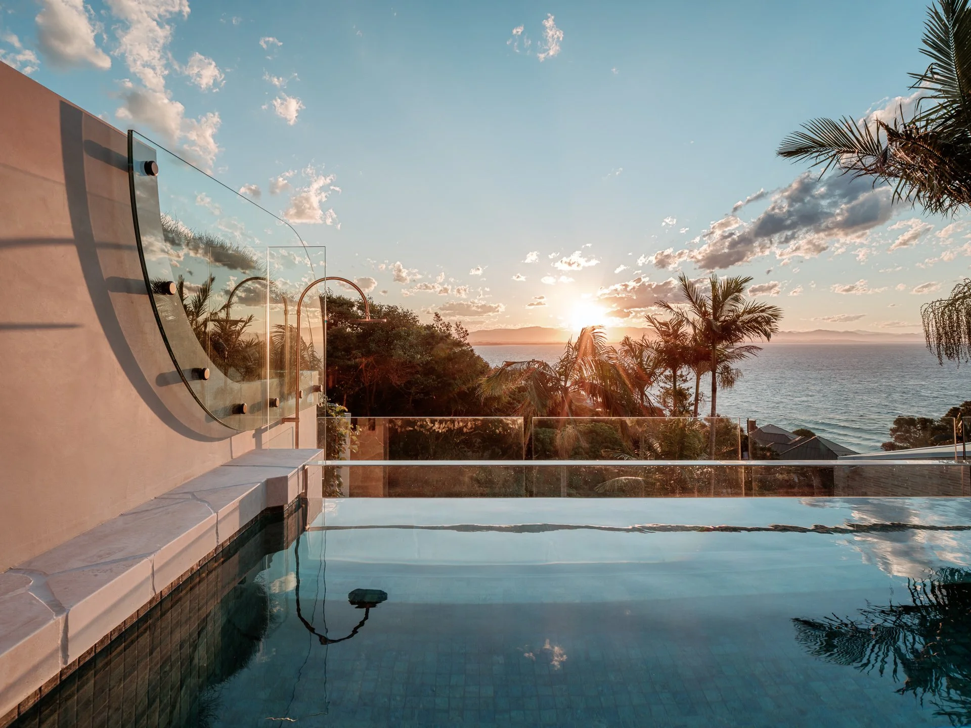 Melting into the golden hour at Wategos, with ever-changing sunsets, skies and seas.

Captured by @courtneykingphoto