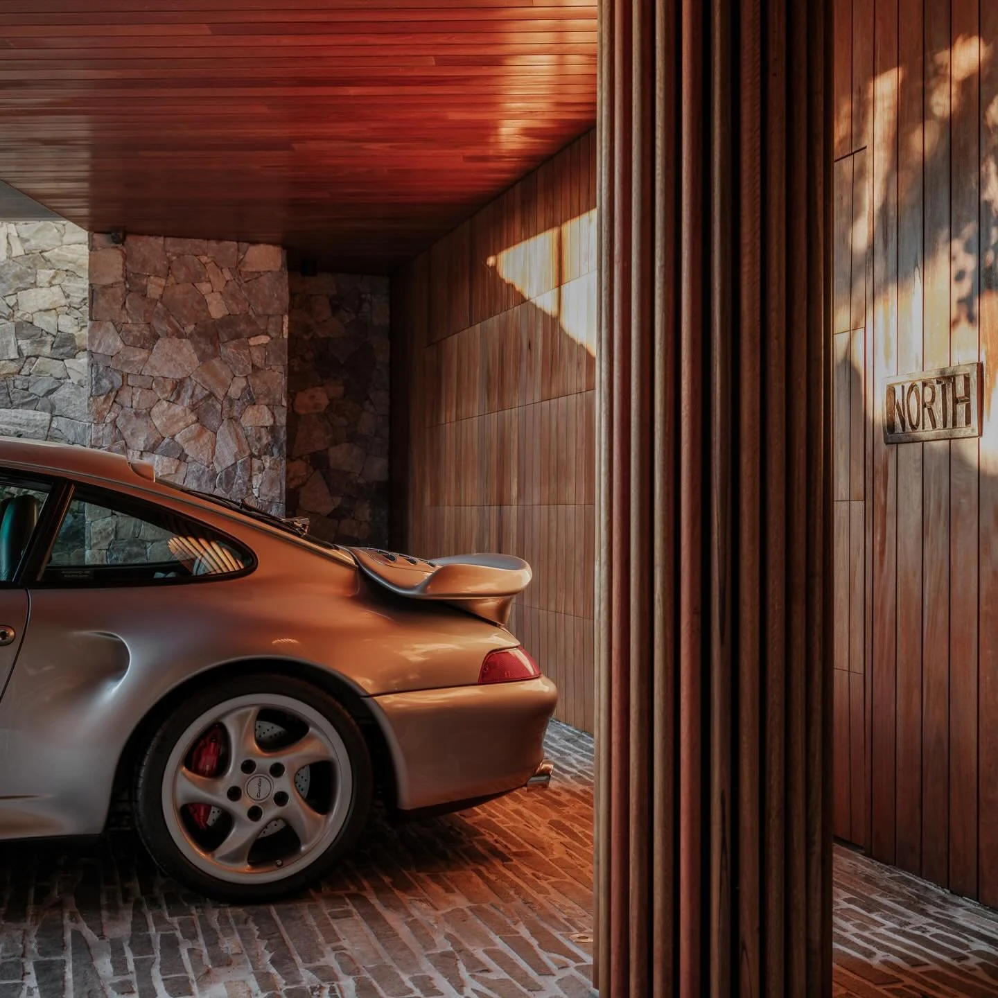 Draped in sunlight, stone, wood and luxury 

Architecture: @shaunlockyerarchitects 
Build: @dbbuild 
Photography: @courtneykingphoto