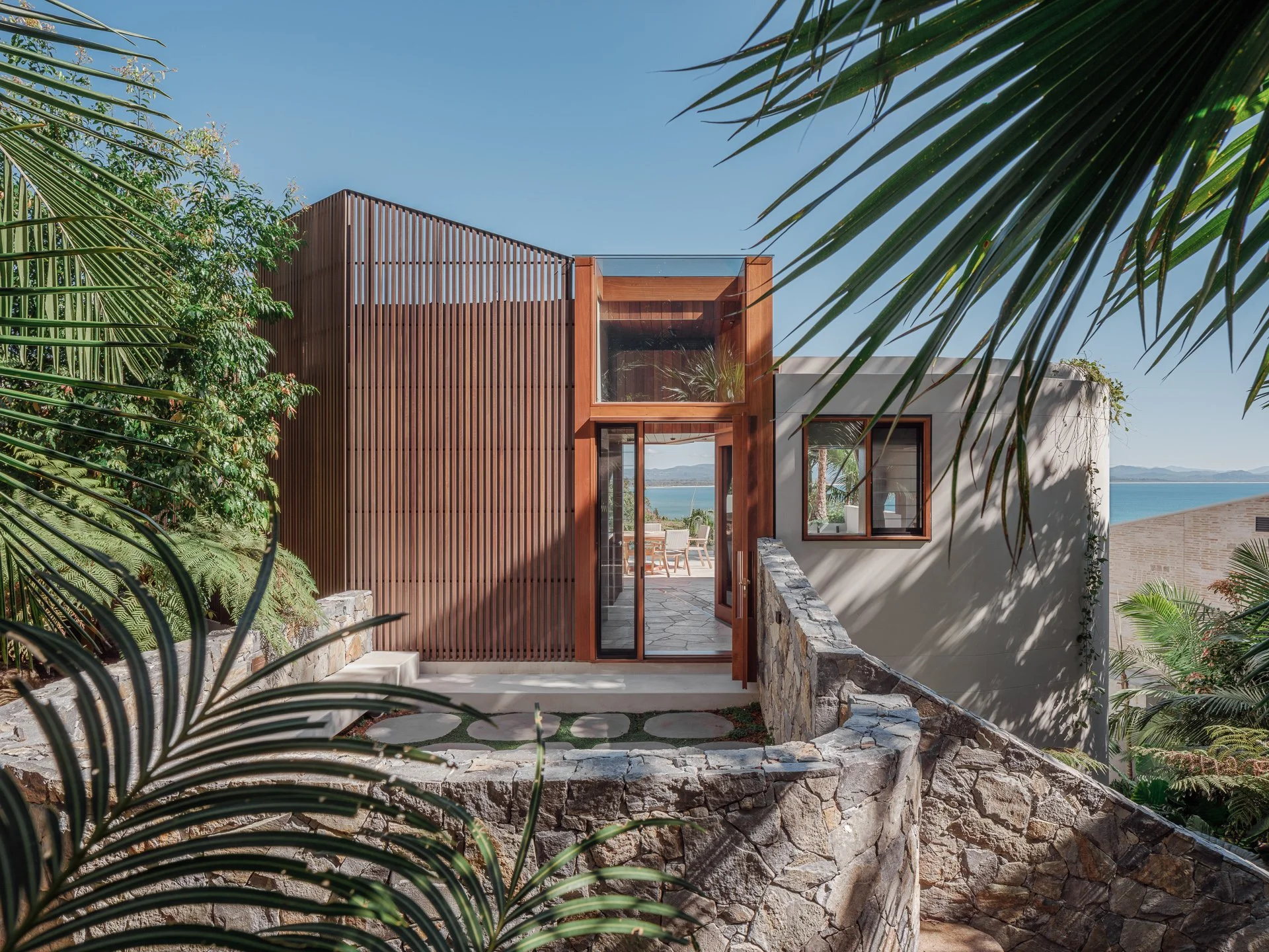 Architecture and ocean views for days...

Architecture : @shaunlockyerarchitects 
Build: @dbbuild 
Photography : @courtneykingphoto