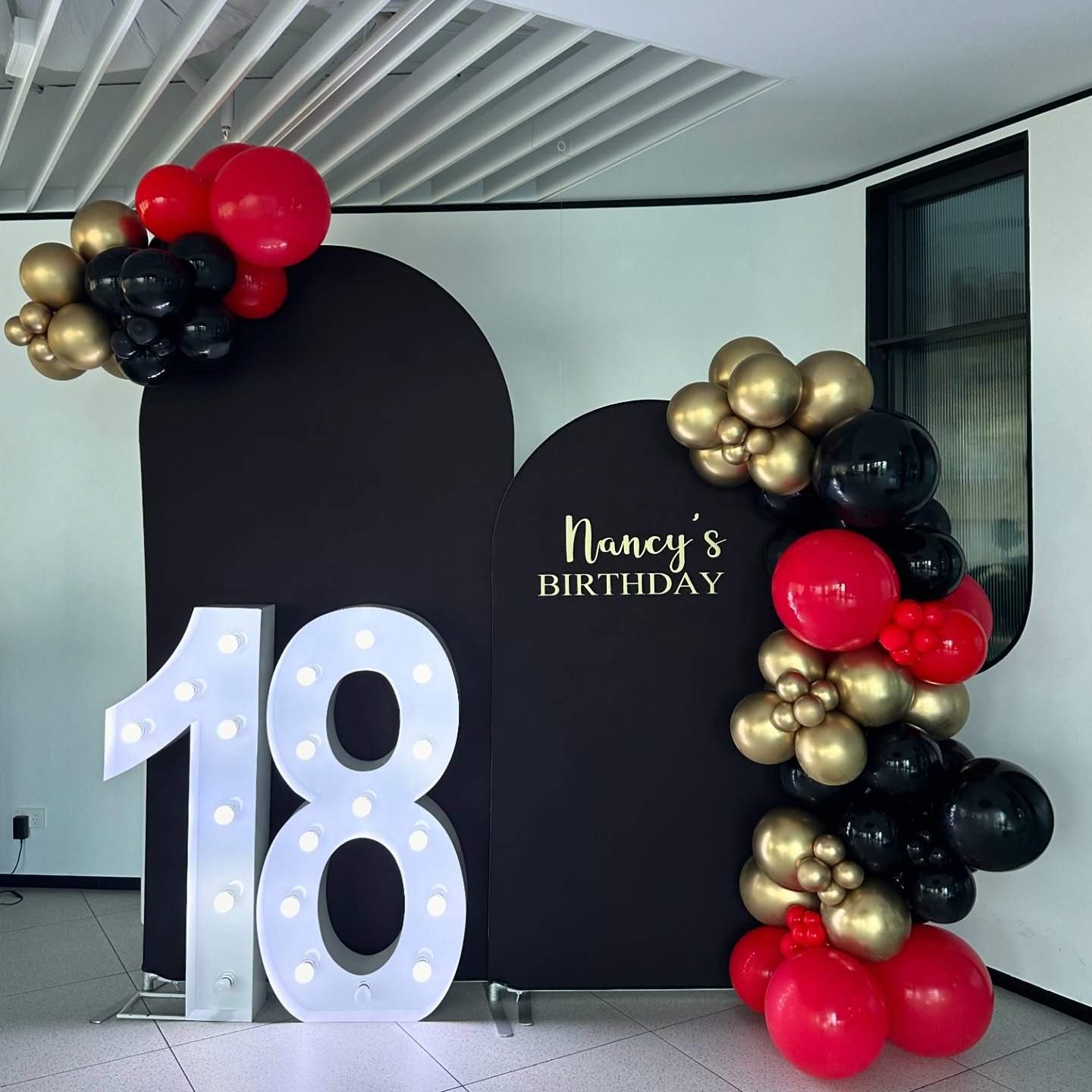 Our duo arch backdrop & light up number package, for Nancys 18th birthday ❤️🖤
.
.
Venue- @lifeplusco
