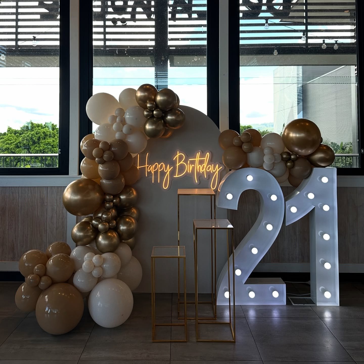 Creating the perfect backdrop for your 21st 🤎
Looking to add a touch of class to your next event?
Let us create a custom balloon decor that reflects your unique style!
Contact us via the link in bio💌
Venue- @beachhousebarandgrill
.
.
#21stbirthd