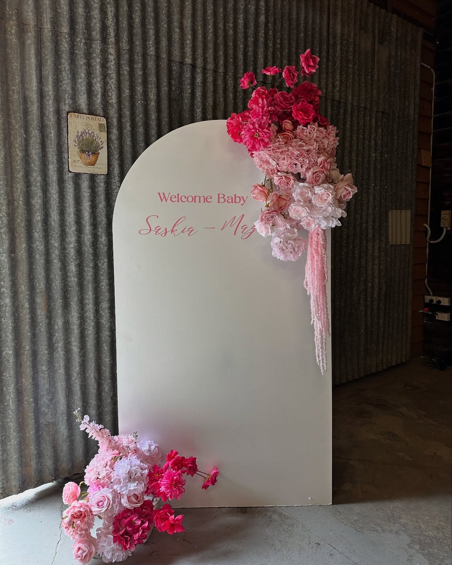 A beautiful backdrop featuring two custom florals 🩷
.
.
Venue- @historicrivermill