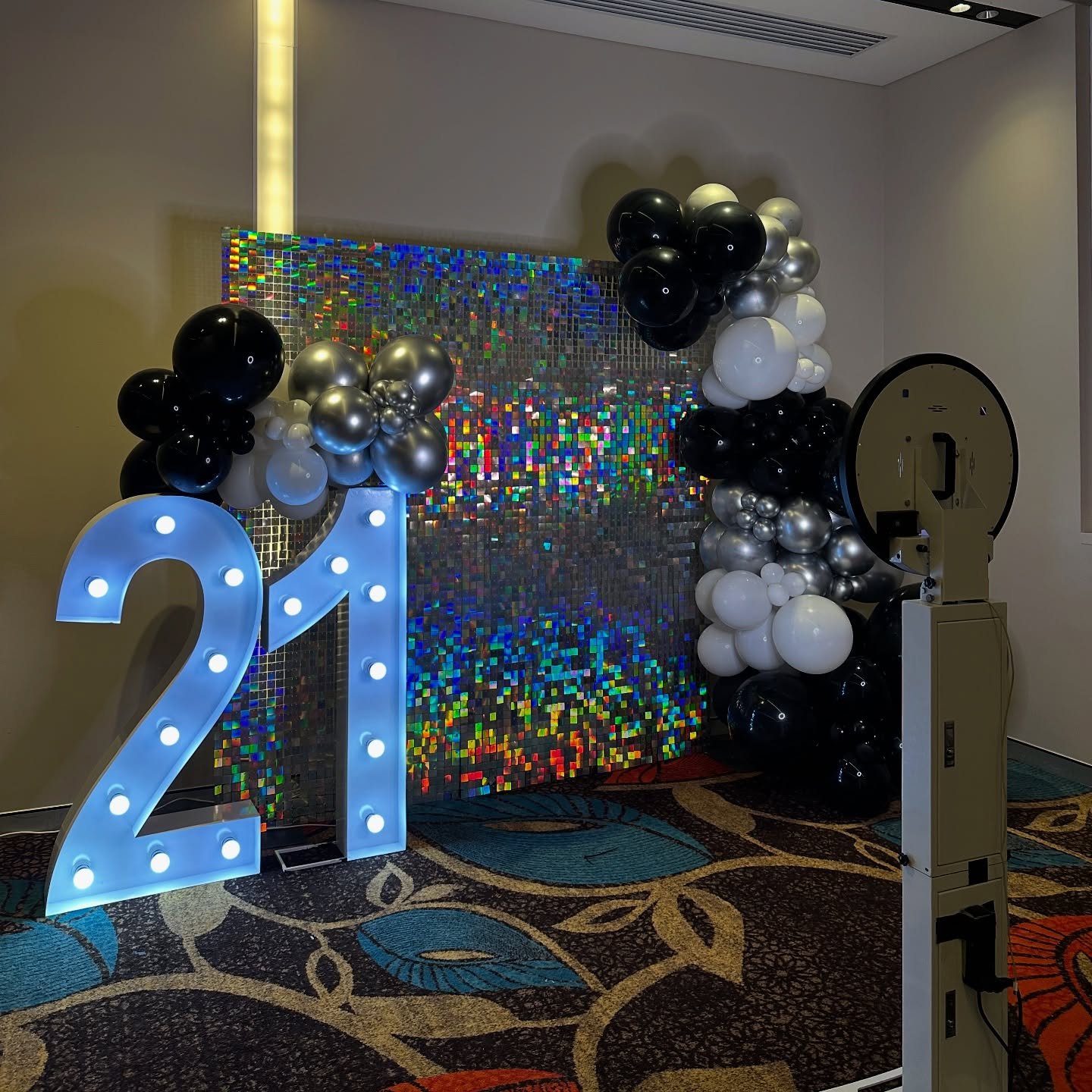 Shimmer wall combo with our large 21 marquee numbers. Paired with our open air Photo Booth. 🎉🤩
.
.
#shimmerwall #photobooth #21birthday #lightupnumbers