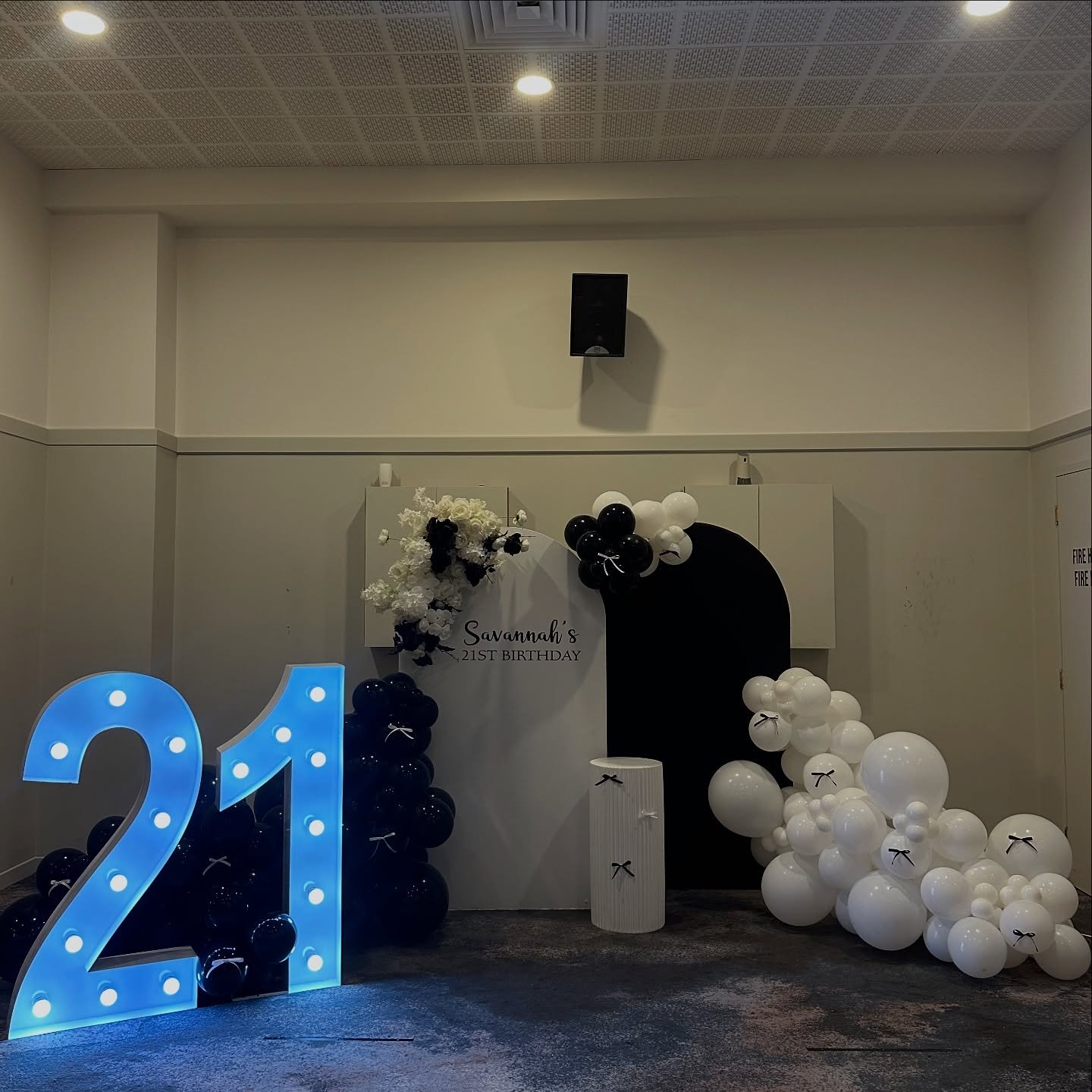 Savannah’s 21st 🖤🤍
Such a classy black and white theme set up with our big light up numbers & cute little bows throughout ✨
Venue- @clubsouthport
.
.
#21stbirthday #blavckandwhiteballoons #backdropdecoration
