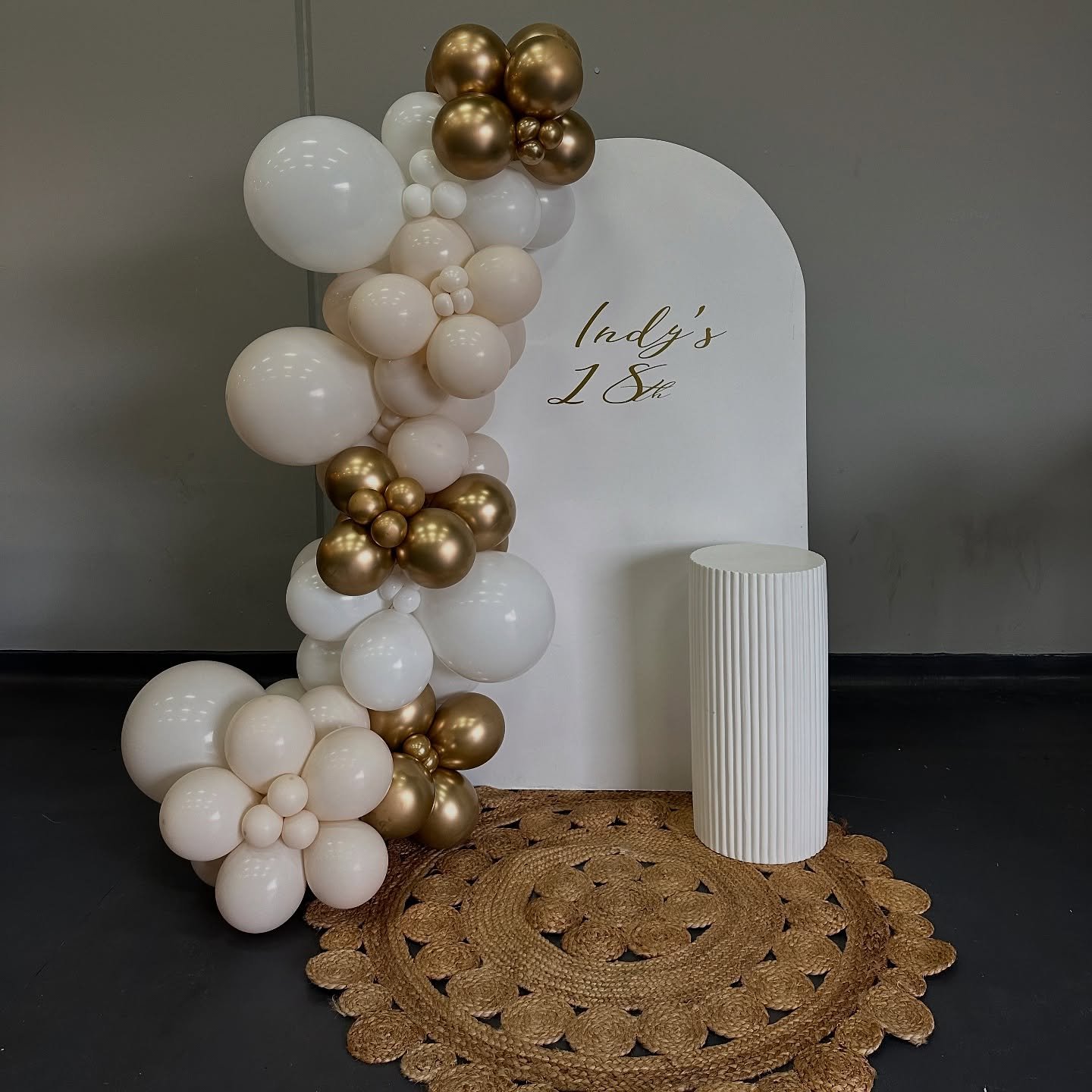 Indy’s 18th✨
Our 1.8 backdrop & balloon package. Added floor matt and plinth.
Venue- @sunnydays_distillery
.
.
#balloongarlands #backdropdecoration #18thbirthday