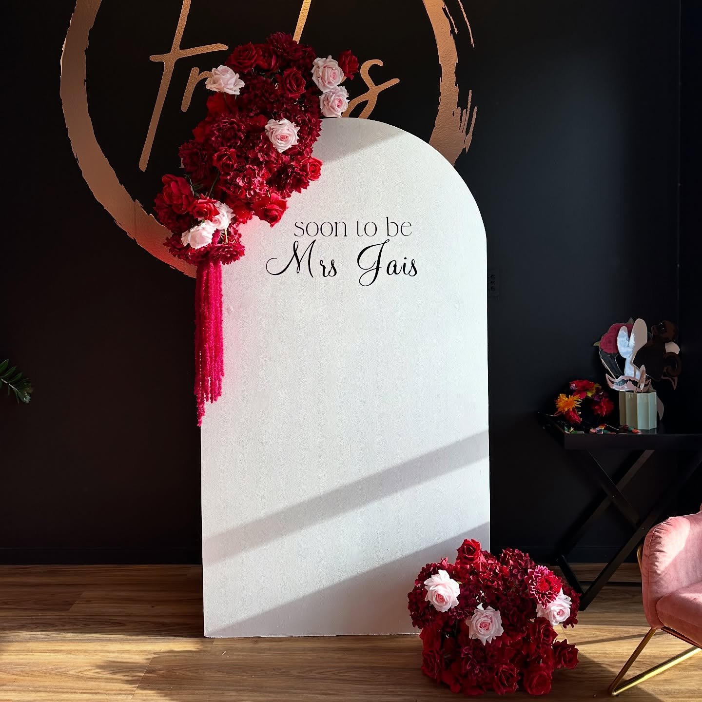 Soon to be Mrs Jais 💍✨
A bold and elegant floral statement to celebrate the bride-to-be. Deep reds, soft pinks, and a touch of glam – the perfect setup for a love story about to begin ❤️🌹
Venue- @fridassipnpaintburleigh
.
.
#BridalVibes #