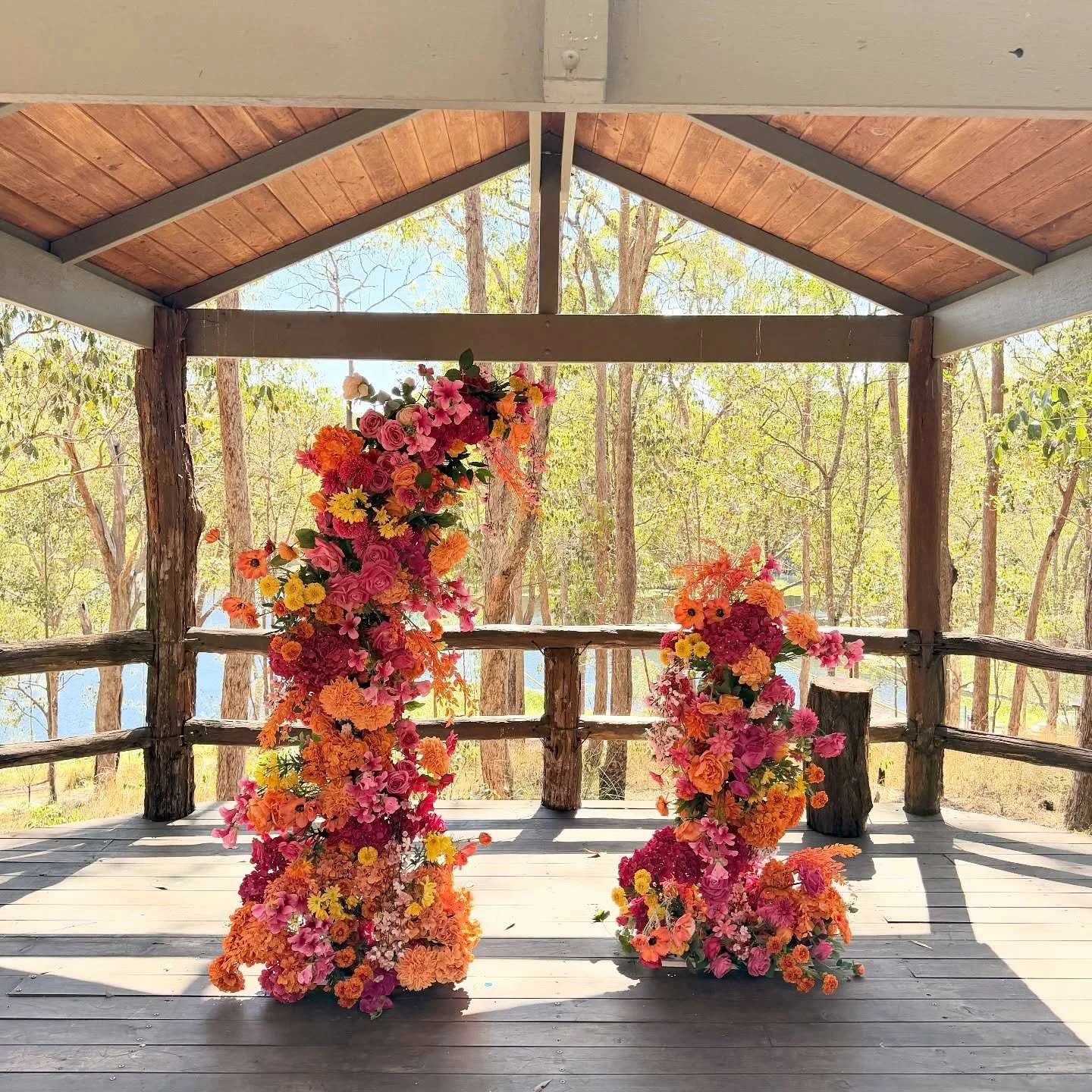 A moment under the blooms 🌸
Our stunning custom floral arch for Olivia &amp; Luke&rsquo;s special day, the perfect backdrop for a spring ceremony. Vibrant, elegant, and full of love. ✨💐

Venue- @walkaboutcreekevents 
.
.

#WeddingFlorals #CeremonyA