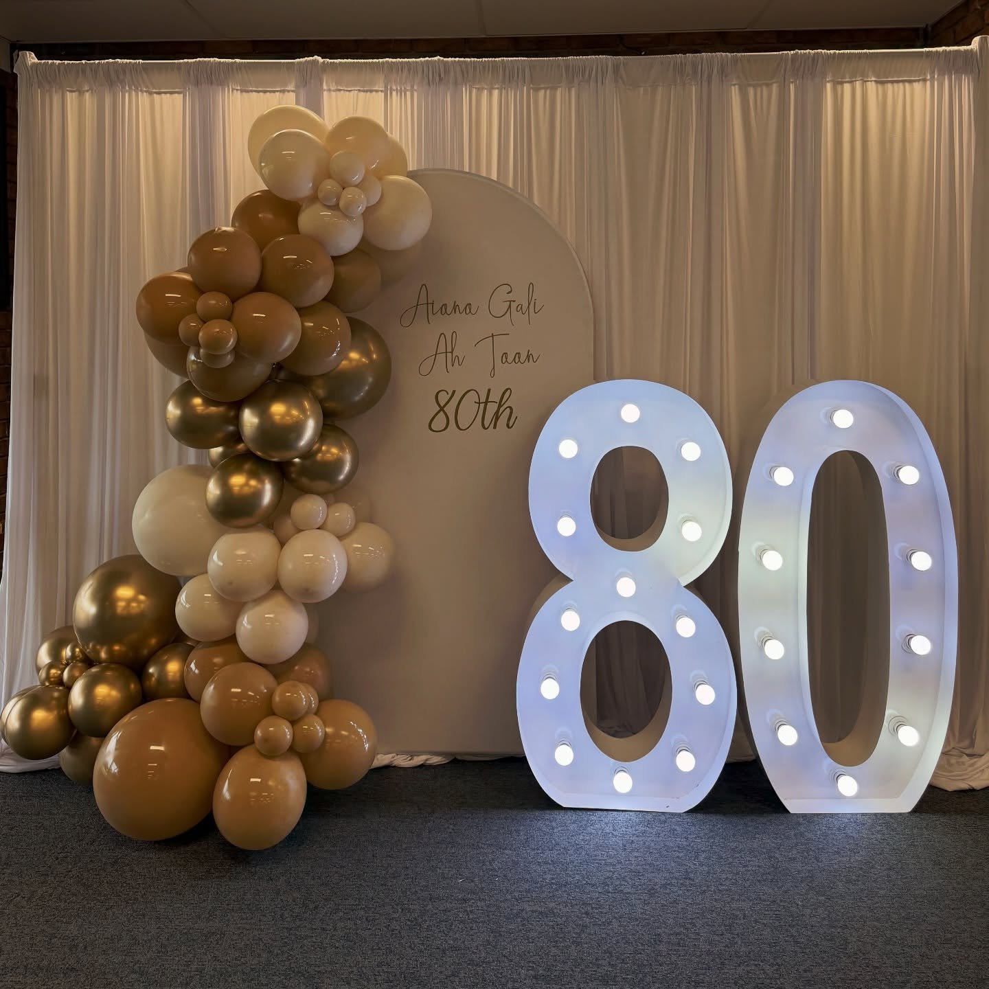 Level up your next event with our 1.8 backdrop + light-up numbers. Perfect for birthdays, anniversaries and every special moment. ⭐️
.
.
#EventStyling #BackdropHire #LightUpNumbers #80thBirthday #MilestoneCelebration #BalloonStyling #EventDecor #Part