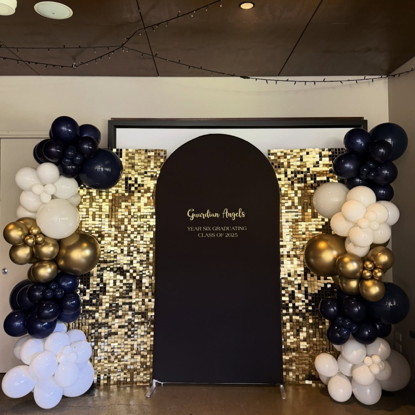 Class of 2025 ✨🎓
Gold shimmer walls, custom arch backdrop &amp; balloon garlands. graduation magic, perfected.