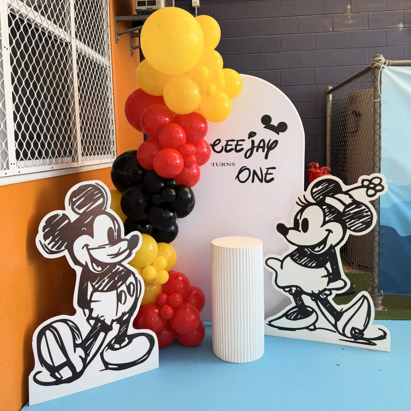 Ceejay turns ONE
A classic Mickey Mouse set-up with custom arch backdrop, statement balloon garland and character cut-outs, timeless, fun and photo-ready. ❤️🖤💛