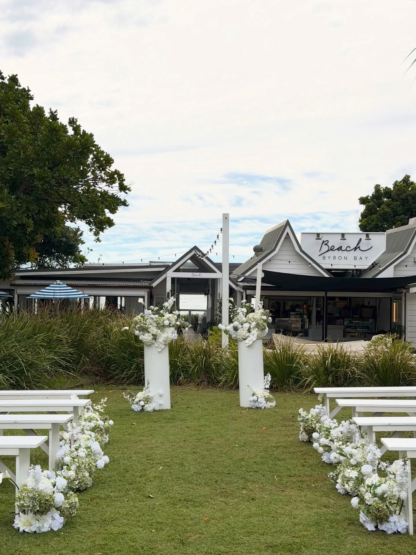 This is your sign to go green &amp; white for your wedding florals 🤍🌿 

Timeless, elegant and effortlessly romantic &mdash; this colour palette never misses. From statement ceremony florals to soft, dreamy reception &amp; ceremony styling, every de