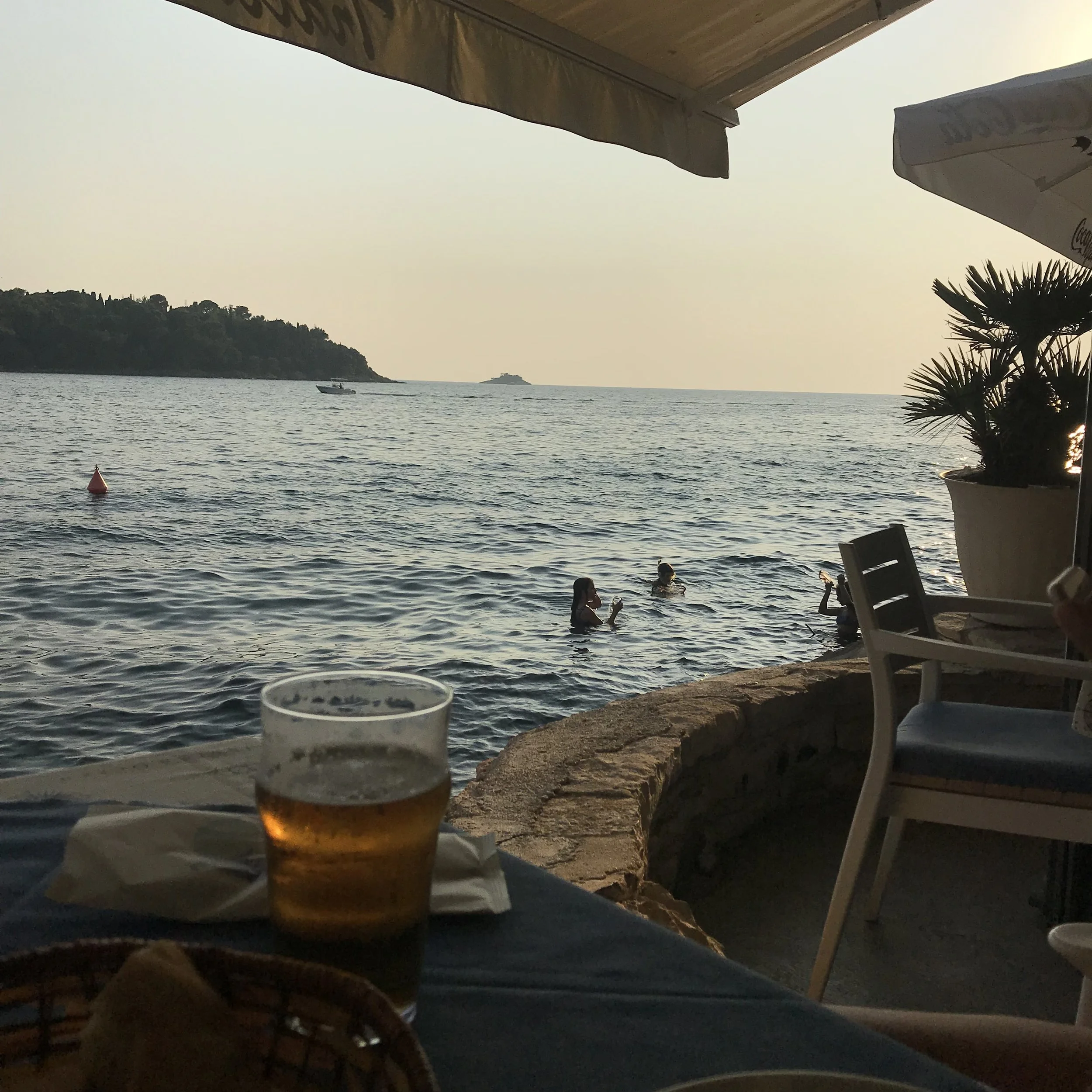 Draft beers on the go. Drink beers in nature. Lindr taps simply plug in and go