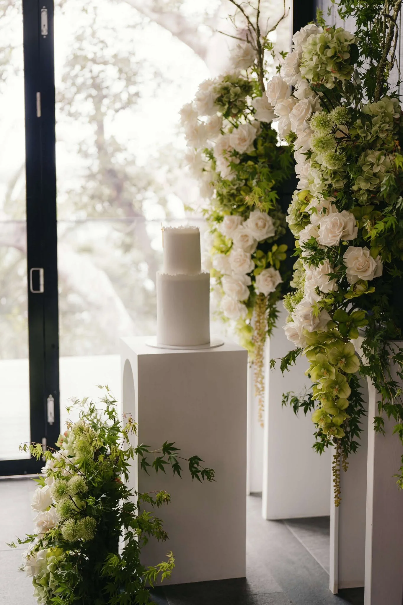 Photographer: @cosmosandlark
Venue: @aqualunawaterfrontdining
Cake: @cakesbydoreen