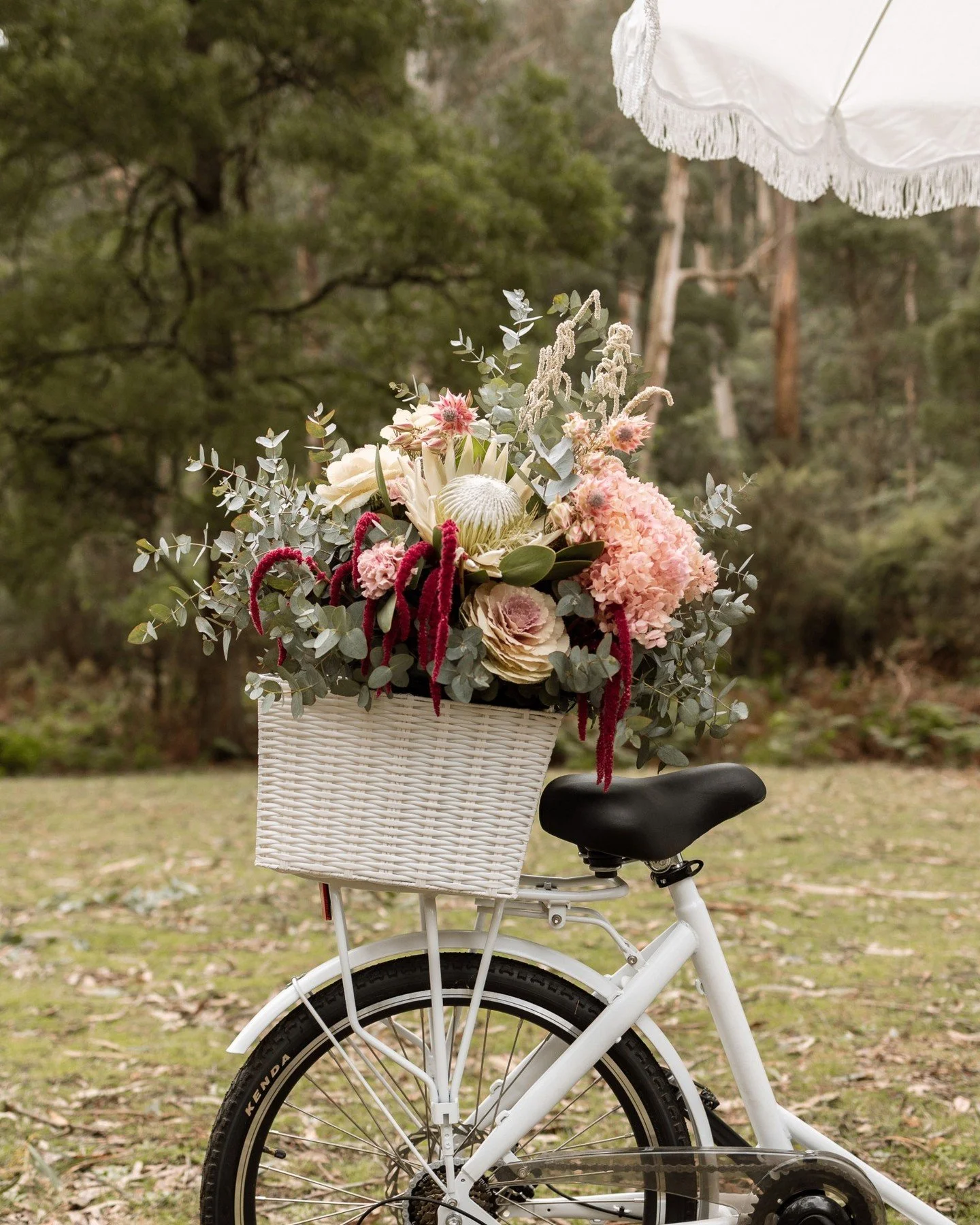 Florals by @midnightflowersbymia for @yvgelatocart 💐