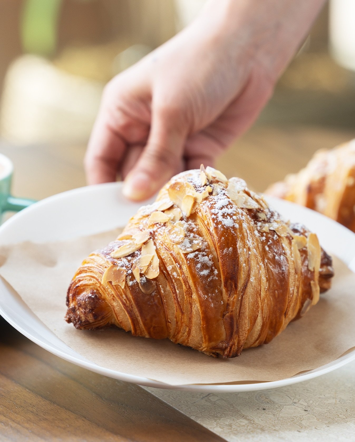 كرواسون اللوز من Straw، تجربة تذوب في الفم من أول لقمة 🥐💛
Almond Croissant from Straw , a melt-in-your-mouth experience from the very first bite 🥐💛
#StrawBakery #AlmondCroissant #BakedWithLove #كرواسون_اللوز #مخبوزات_سترو #صباحك_من_سترو