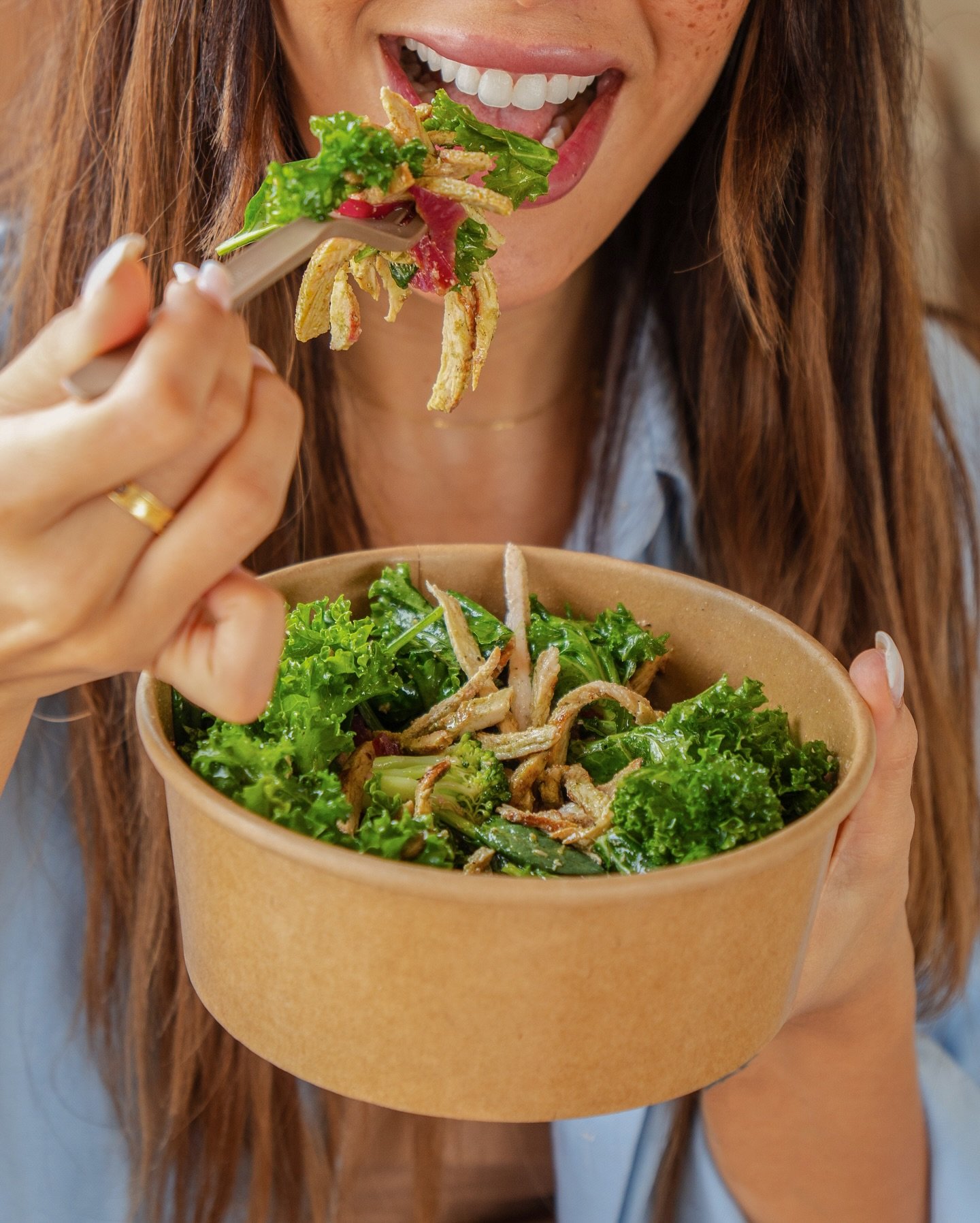 خفيفة؟ ✅
لذيذة؟ ✅
تشبع؟ ✅
سلطة سترو… كل اللي تحتاجه في علبة وحدة 🥗💚
Light ✅
Tasty ✅
Filling ✅
Straw’s salad… everything you need in one bowl 🥗💚
#StrawSalad #سلطة_سترو #HealthyCanBeTasty #سترو #فجيرة #JuiceBarVibes #FreshEats