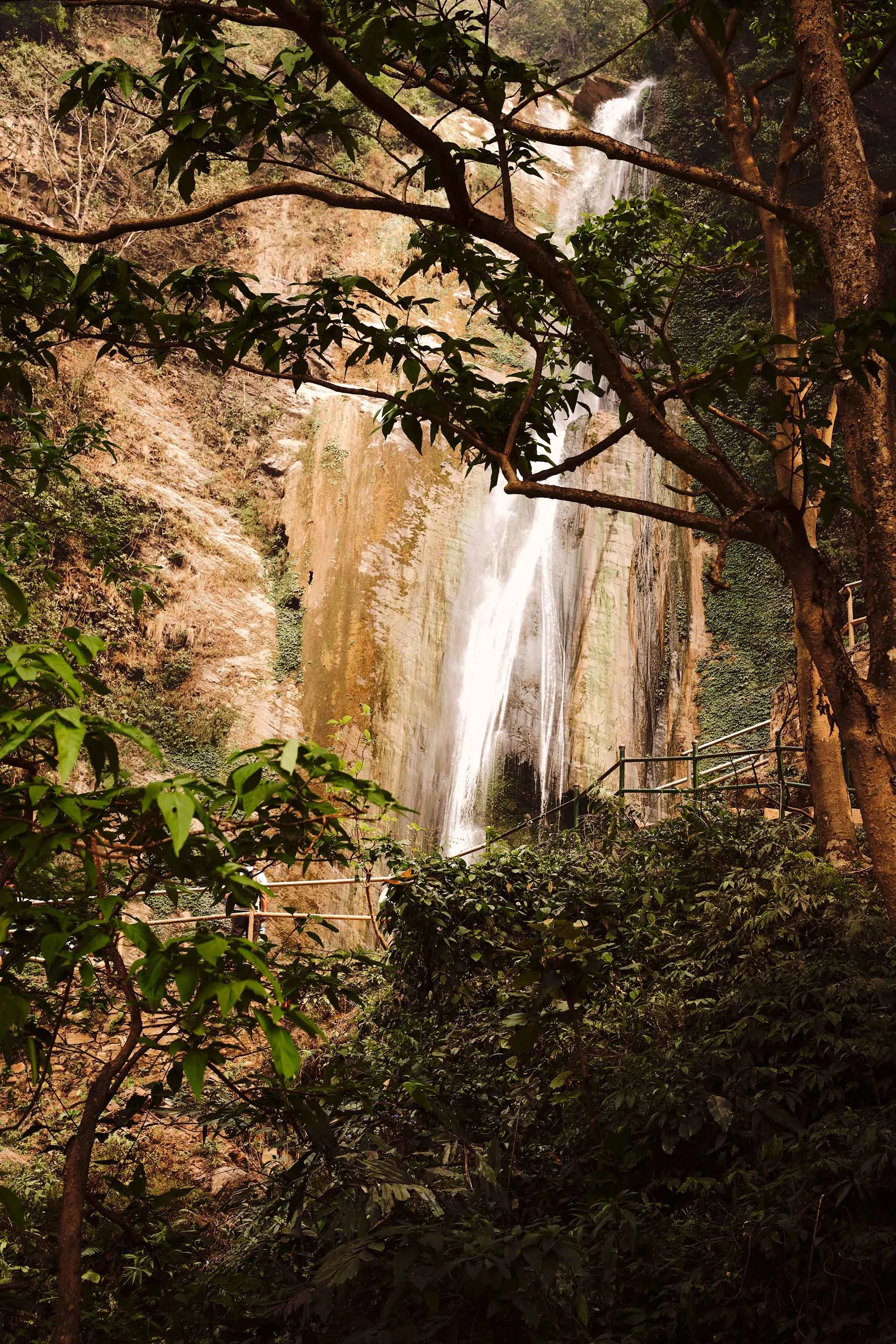 Nepal_Wasserfall_©Thomas-Sattler.jpg