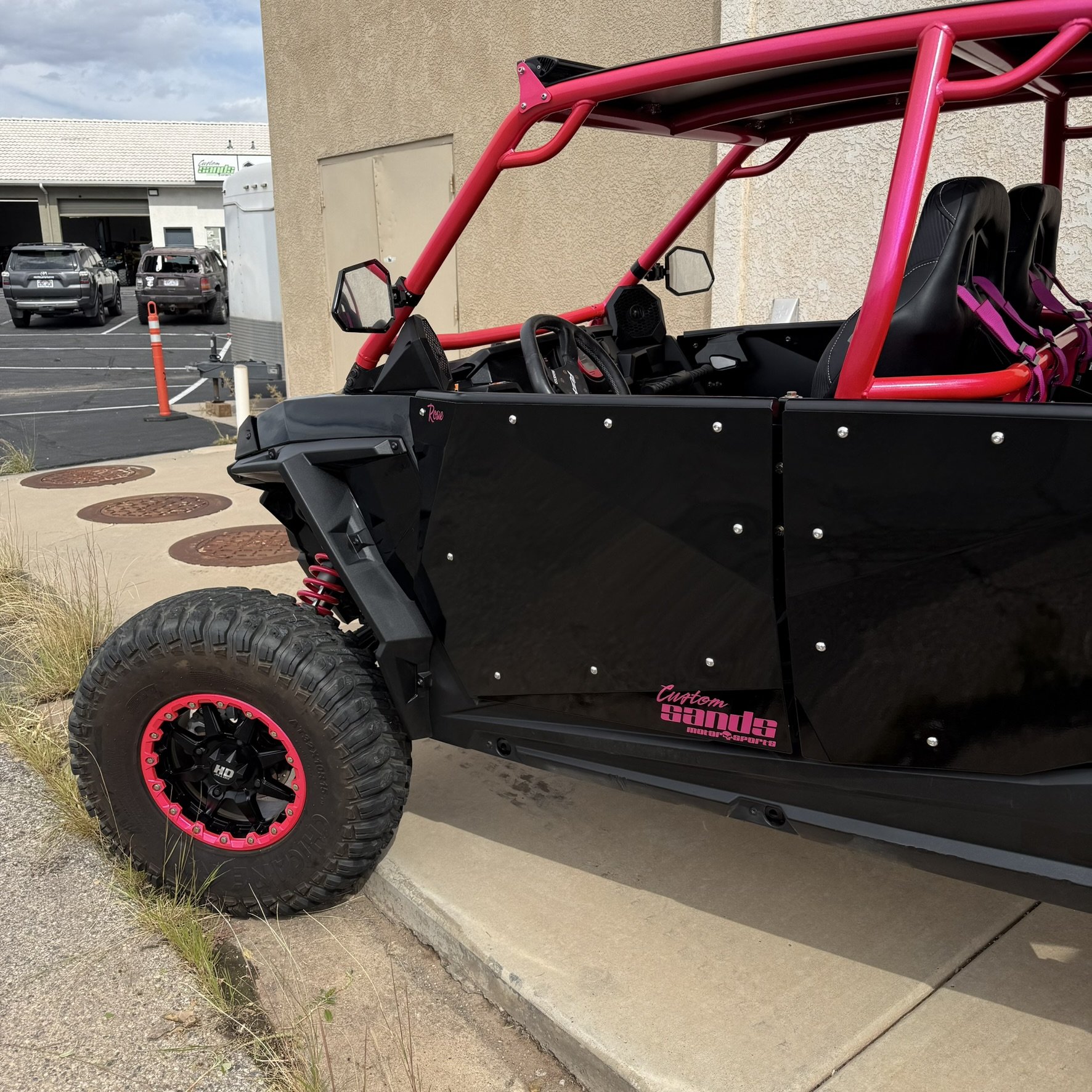 Close-up of a metallic blue vehicle with the text '1.0 CITRE' in yellow on the front panel.