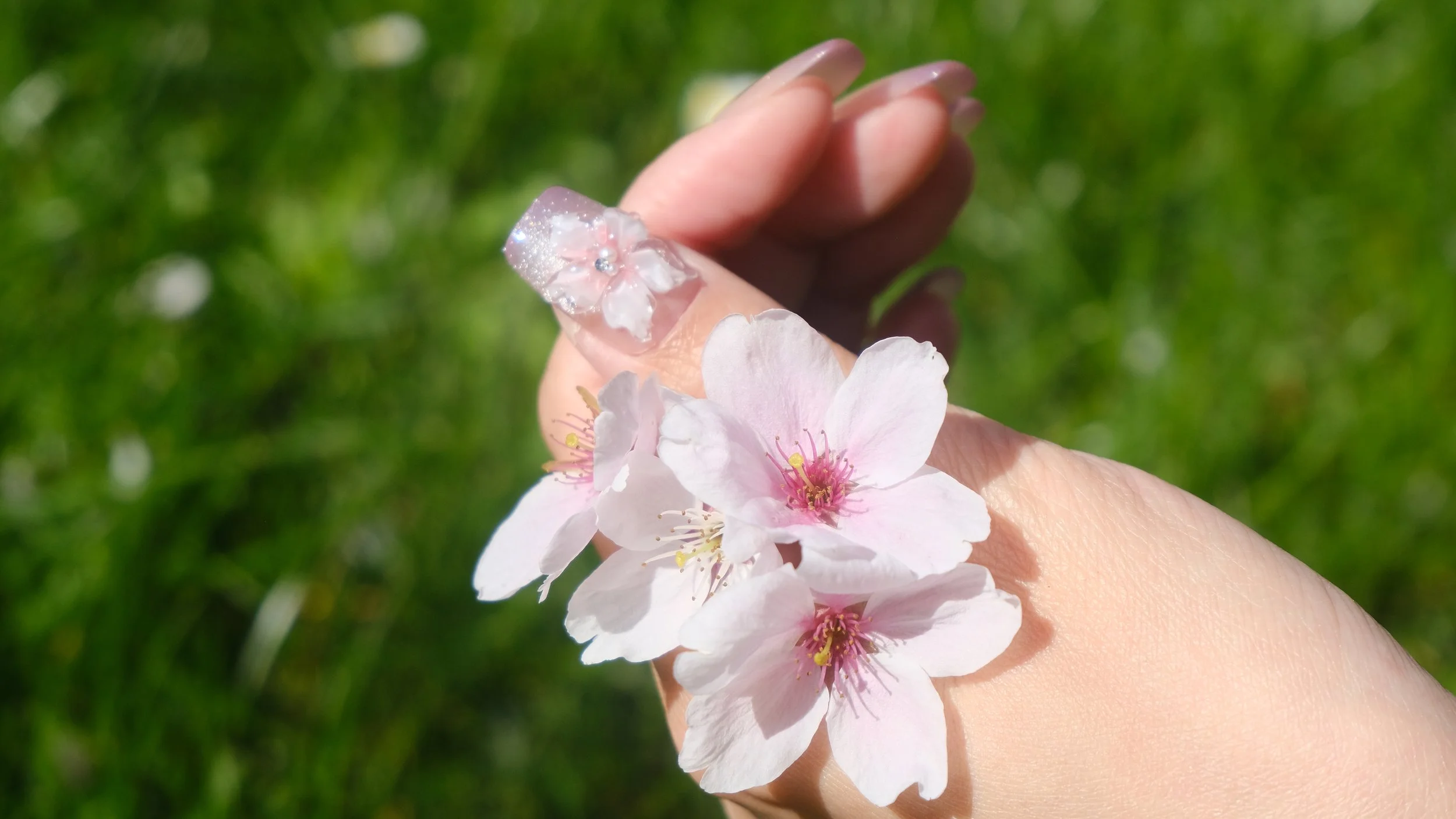 Pourquoi choisir des Press-on Nails Faits Main ?                                              La qualité Salon par TrexNails