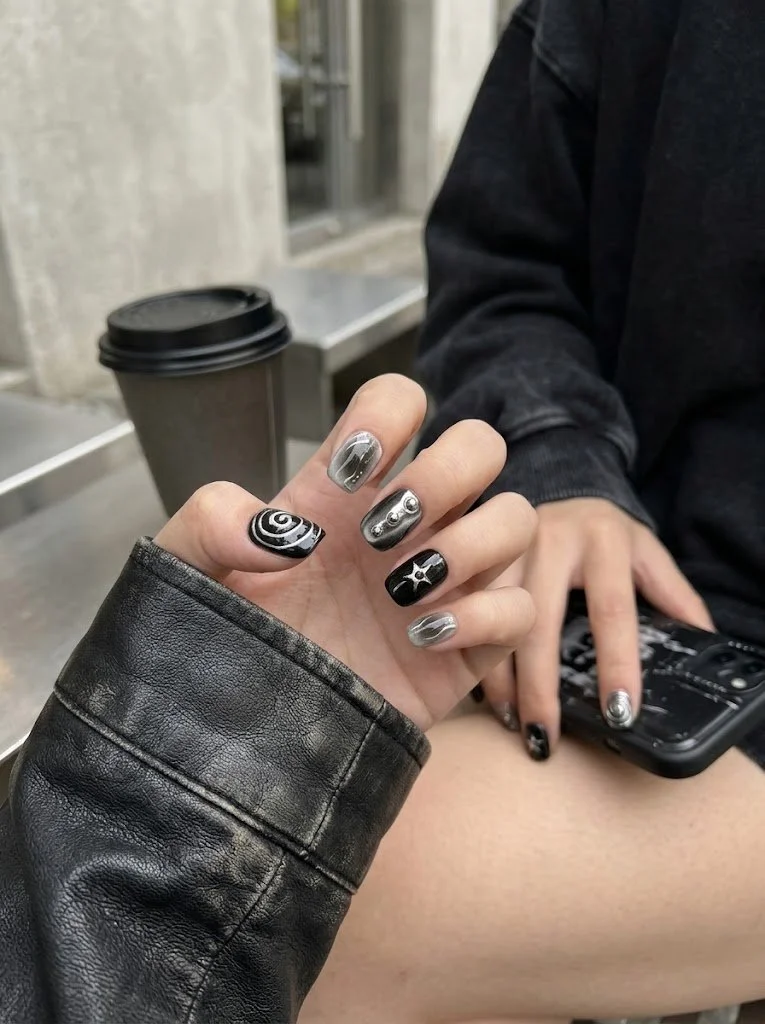 Press On Nails Cyberpunk Noir Argent Fait Main - TrexNails.jpg
