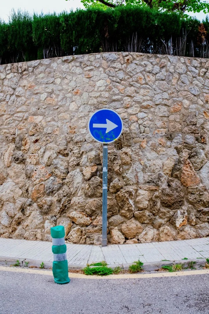 Spanish one way street sign