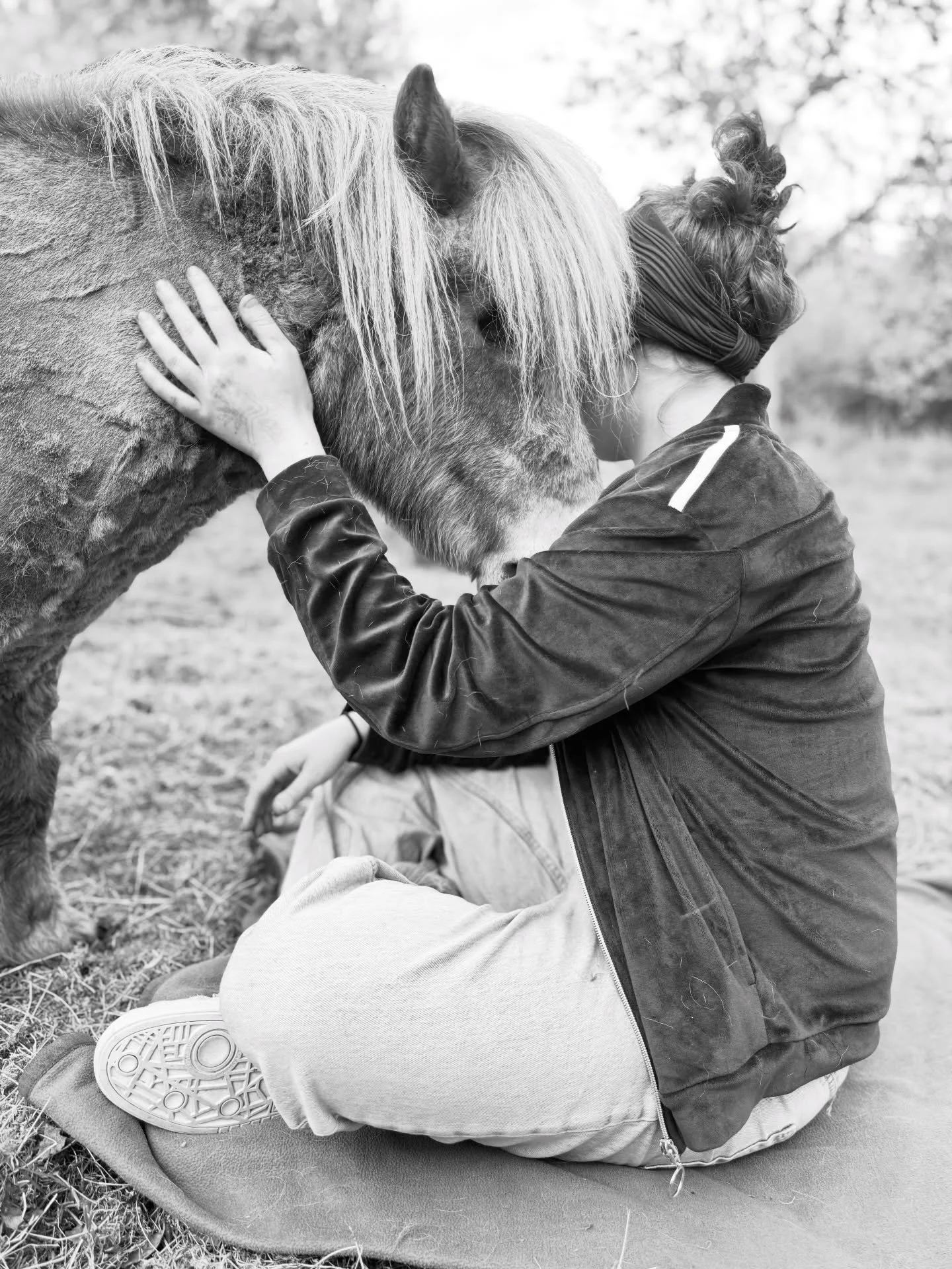 Soms zit je hoofd vol
en weet je eigenlijk niet meer
hoe je terug kan zakken in jezelf.

Wat ik keer op keer zie:
een paard vraagt niets van je,
maar voelt meteen waar je bent.

Poppy helpt mensen vertragen.
Niet door iets te doen,
maar door er gewoo
