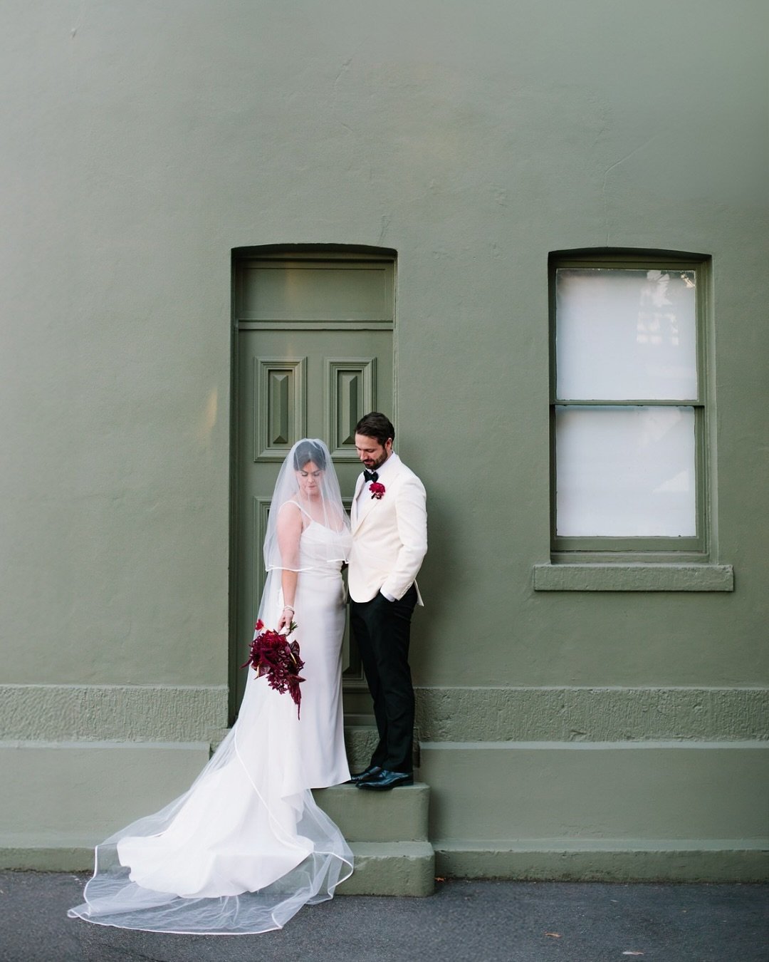 When you find the perfect green backdrop while wandering the streets of Fitzroy 💚 Peggie and Dan giving renaissance painting vibes 🖼️ ✨