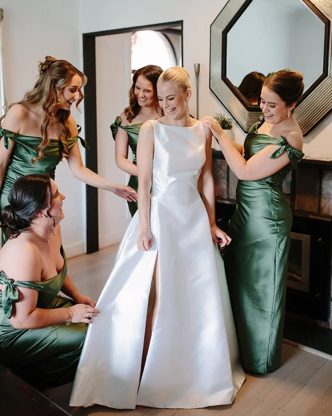 Kelly&rsquo;s morning was filled with so much laughter and love as her bridesmaids and mum helped her into the most timeless gown. These quiet, joy-filled moments before the walk down the aisle are some of our absolute favourites to capture ✨&hearts;