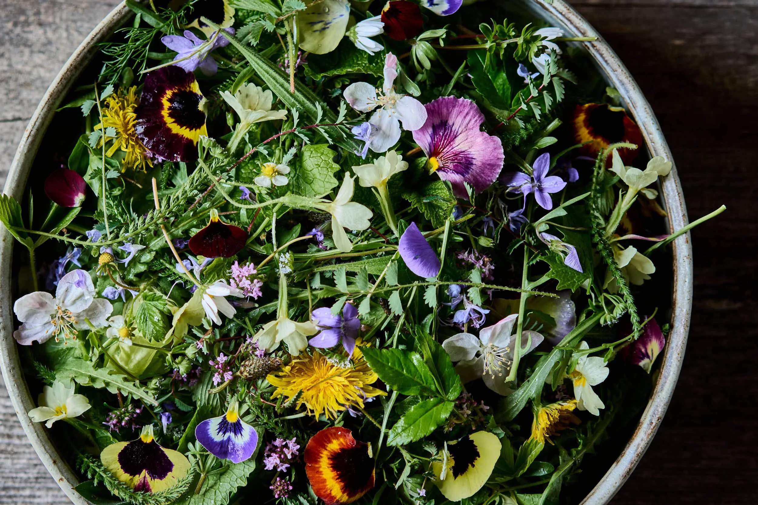 kraeuter-salat-spezial-blueten-frisch-gesammelt-agrivilla.jpg