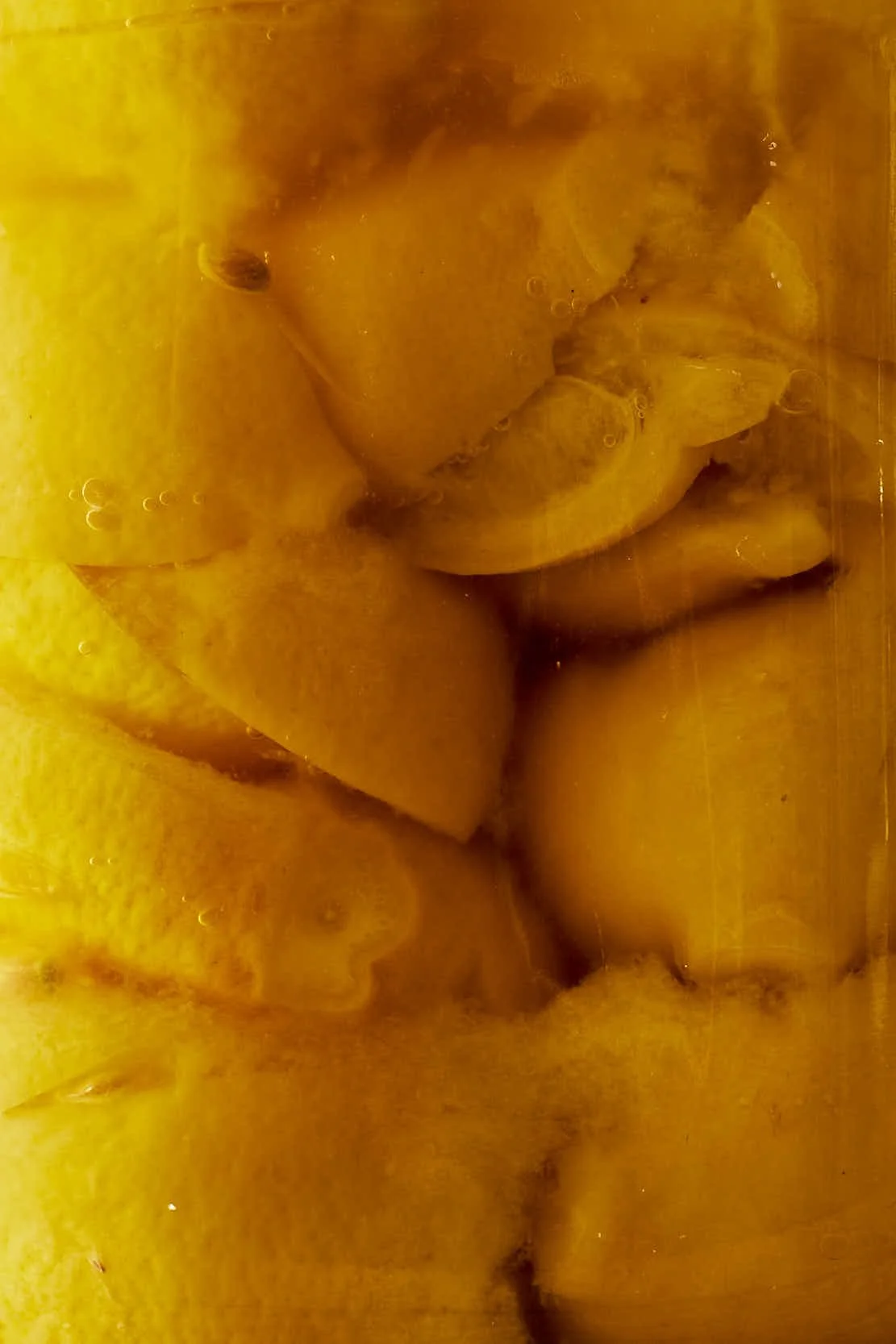 Ingwerstücke in Wasser