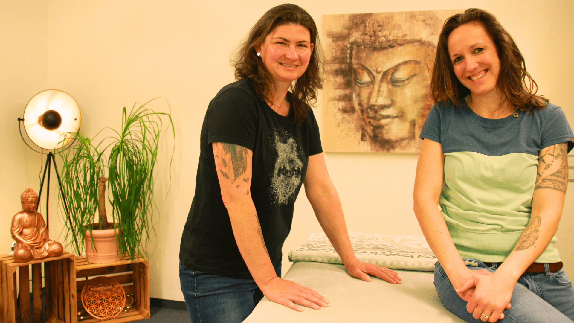 Sandy Hübner & Janine Ruske im Seelenkraft Raum Allgäu. Mit Chakrenarbeit, Aurareinigung & Holistic Pulsing begleiten sie Menschen, die unter Stress, Erschöpfung oder Verspannung leiden & unterstützen auf dem Weg zu Leichtigkeit, Kraft & Lebensfreude