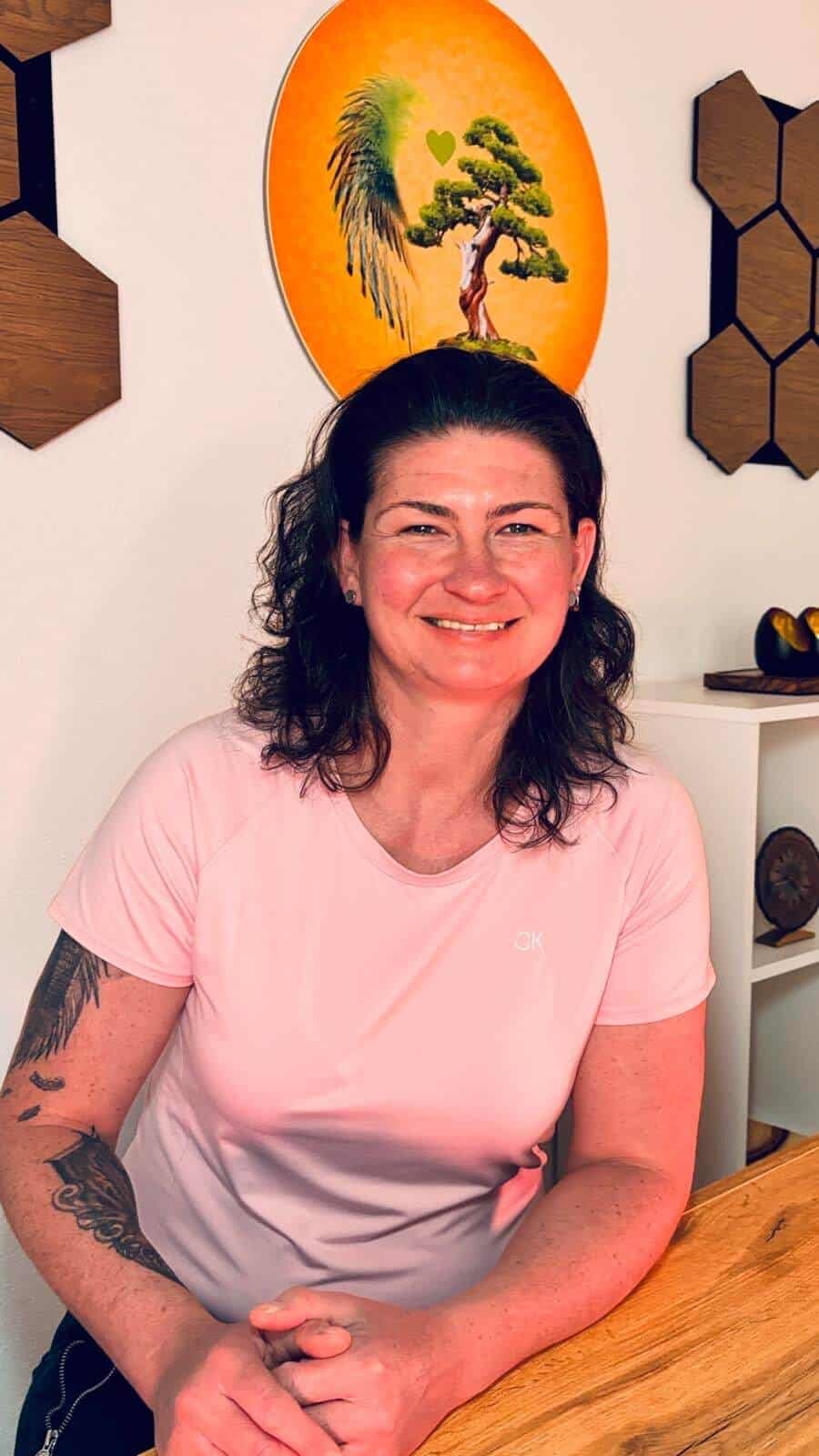 Janine Ruske im Seelenkraft Raum Nesselwang. Mit Herz, Achtsamkeit und Energiearbeit begleitet sie Menschen dabei, innere Stärke, Leichtigkeit und neue Lebensfreude zu entdecken.